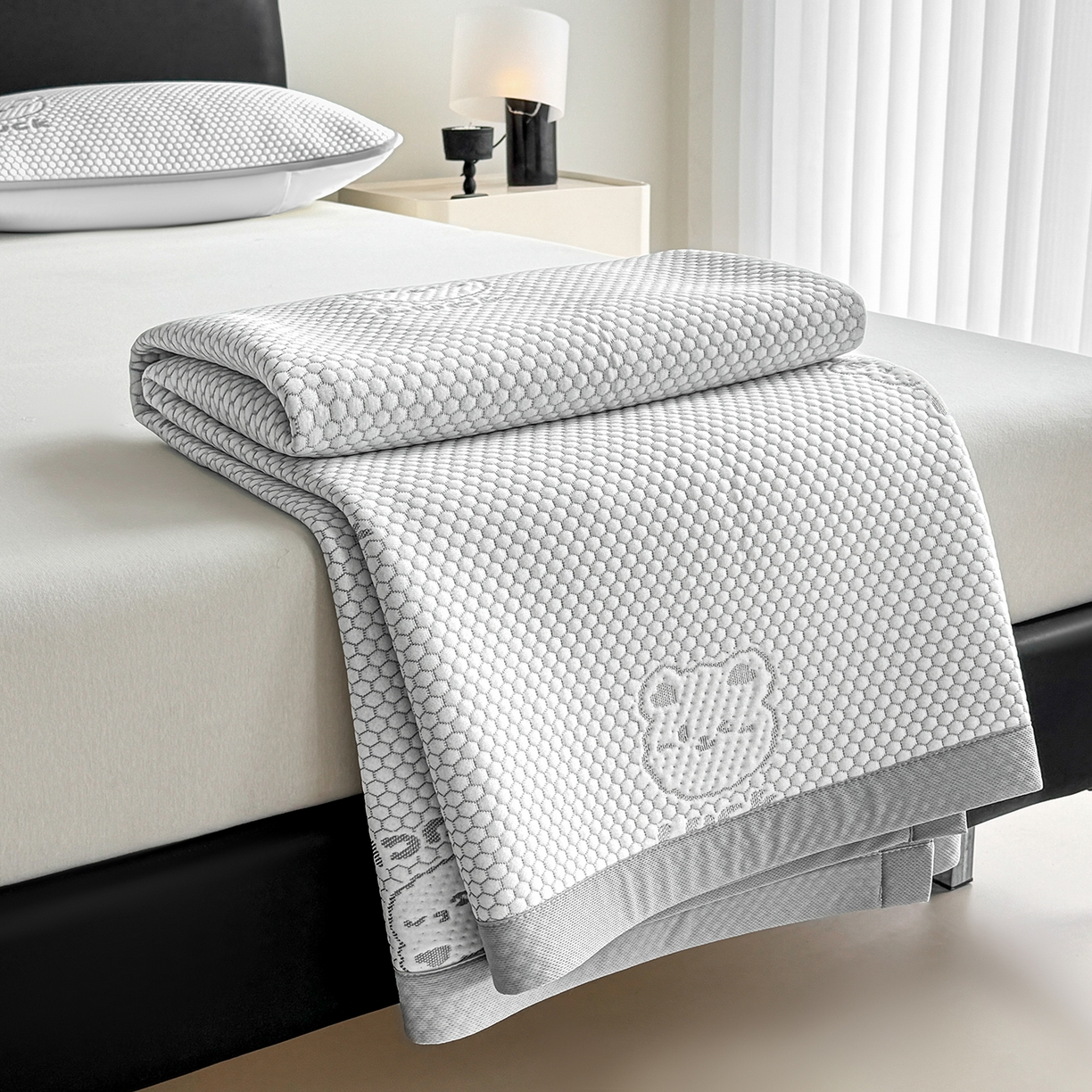 91家纺网 家纺一手货源 找家纺 家品罗兰 2026新款夏季A类冰豆豆凉席冰丝凉席家用双人冰丝席床单可机洗水洗单人学生宿舍夏天空调软席三件套大床 小冰熊-灰