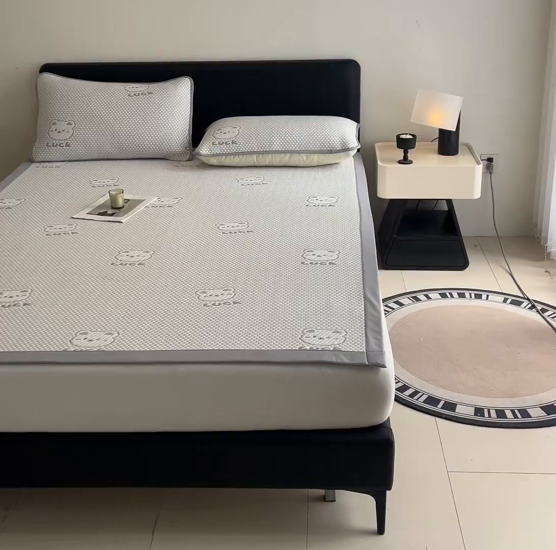 91家纺网 家纺一手货源 找家纺 家品罗兰 2026新款夏季A类冰豆豆凉席冰丝凉席家用双人冰丝席床单可机洗水洗单人学生宿舍夏天空调软席三件套大床 小冰熊-灰