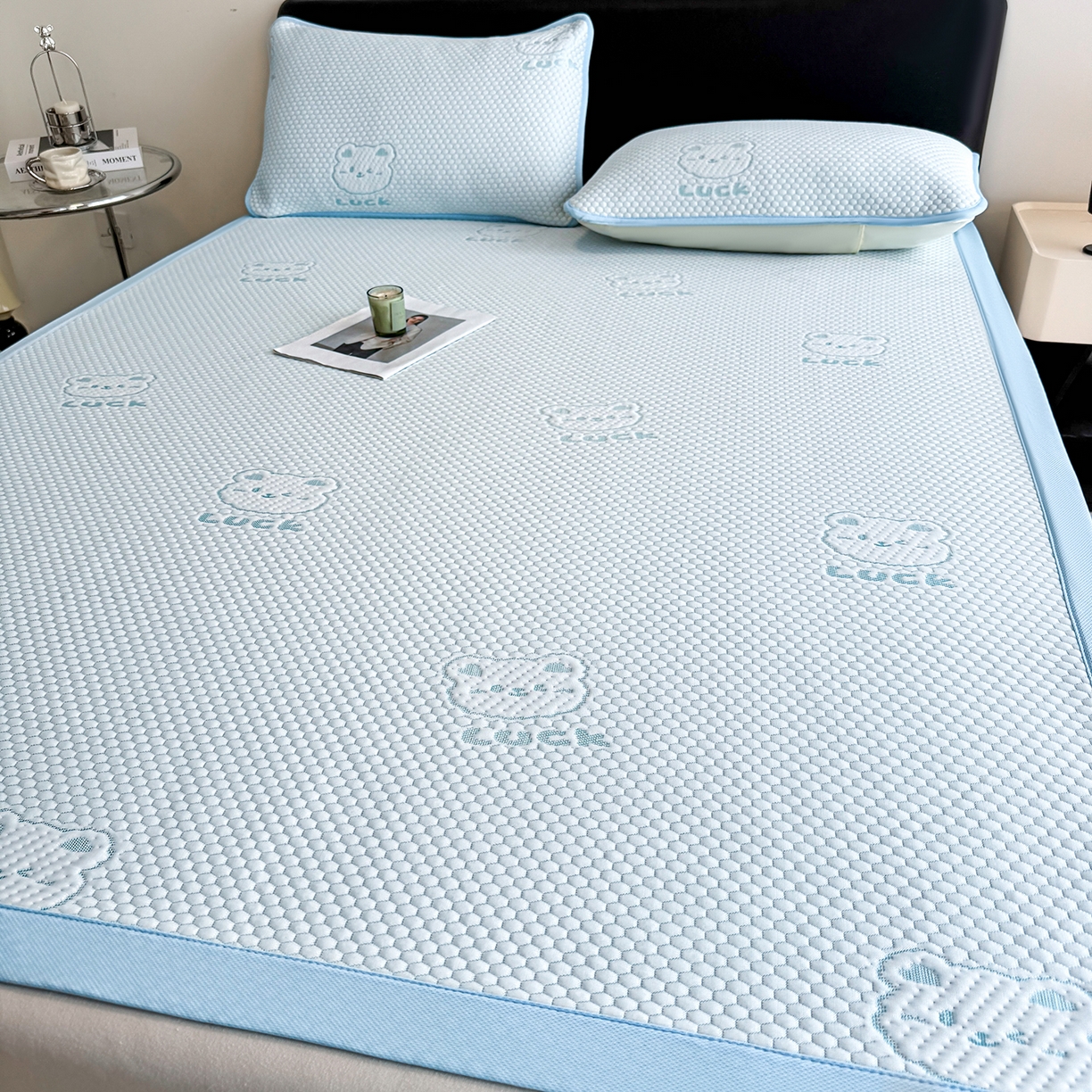 91家纺网 家纺一手货源 找家纺 家品罗兰 2026新款夏季A类冰豆豆凉席冰丝凉席家用双人冰丝席床单可机洗水洗单人学生宿舍夏天空调软席三件套大床 小冰熊-蓝