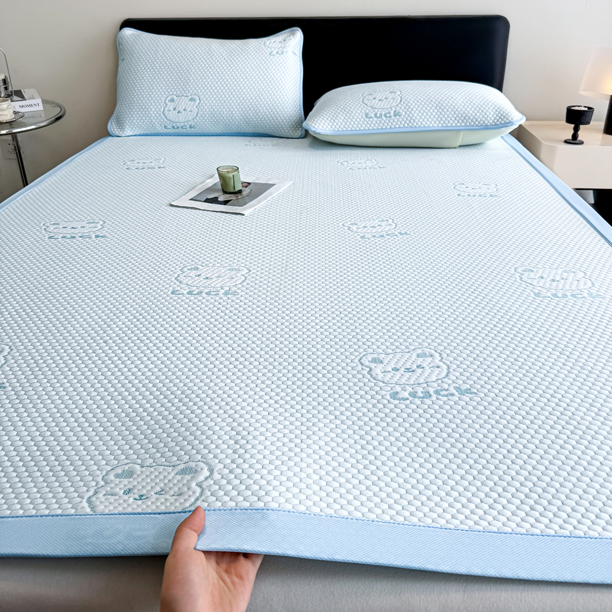 91家纺网 家纺一手货源 找家纺 家品罗兰 2026新款夏季A类冰豆豆凉席冰丝凉席家用双人冰丝席床单可机洗水洗单人学生宿舍夏天空调软席三件套大床 小冰熊-蓝