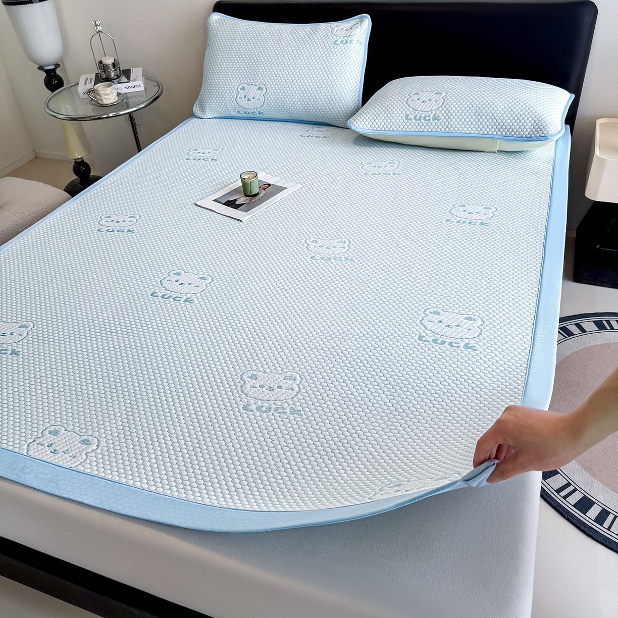 91家纺网 家纺一手货源 找家纺 家品罗兰 2026新款夏季A类冰豆豆凉席冰丝凉席家用双人冰丝席床单可机洗水洗单人学生宿舍夏天空调软席三件套大床 小冰熊-蓝