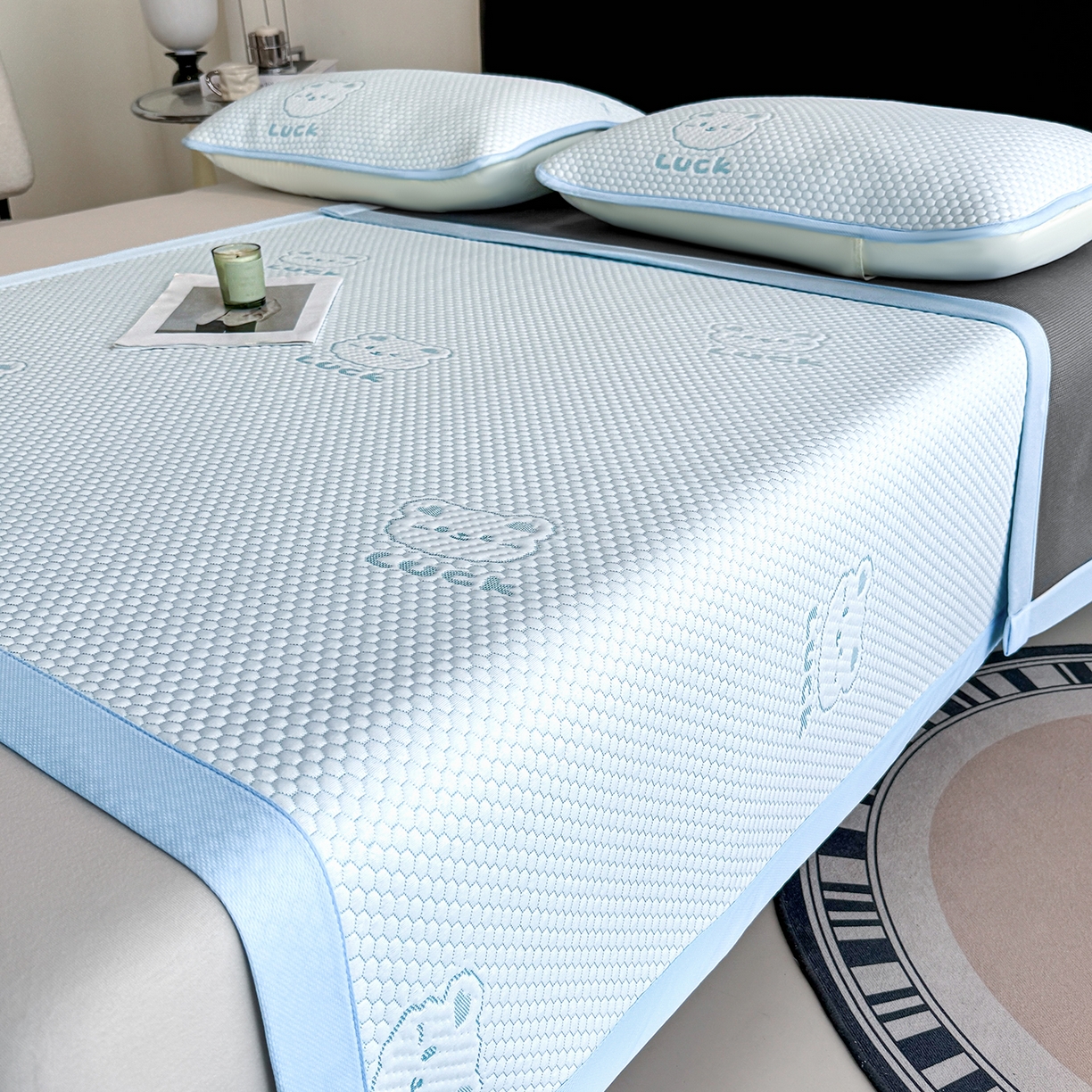 91家纺网 家纺一手货源 找家纺 家品罗兰 2026新款夏季A类冰豆豆凉席冰丝凉席家用双人冰丝席床单可机洗水洗单人学生宿舍夏天空调软席三件套大床 小冰熊-蓝