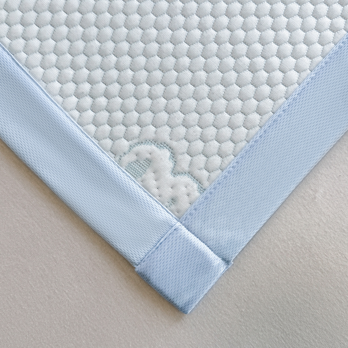 91家纺网 家纺一手货源 找家纺 家品罗兰 2026新款夏季A类冰豆豆凉席冰丝凉席家用双人冰丝席床单可机洗水洗单人学生宿舍夏天空调软席三件套大床 小冰熊-蓝