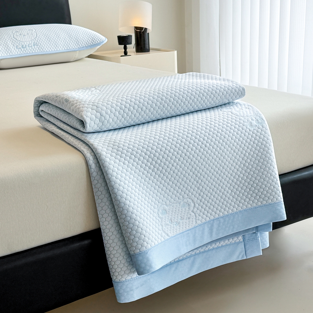 91家纺网 家纺一手货源 找家纺 家品罗兰 2026新款夏季A类冰豆豆凉席冰丝凉席家用双人冰丝席床单可机洗水洗单人学生宿舍夏天空调软席三件套大床 小冰熊-蓝