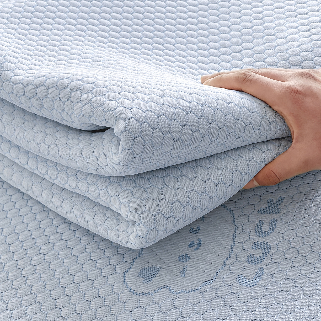 91家纺网 家纺一手货源 找家纺 家品罗兰 2026新款夏季A类冰豆豆凉席冰丝凉席家用双人冰丝席床单可机洗水洗单人学生宿舍夏天空调软席三件套大床 小冰熊-蓝