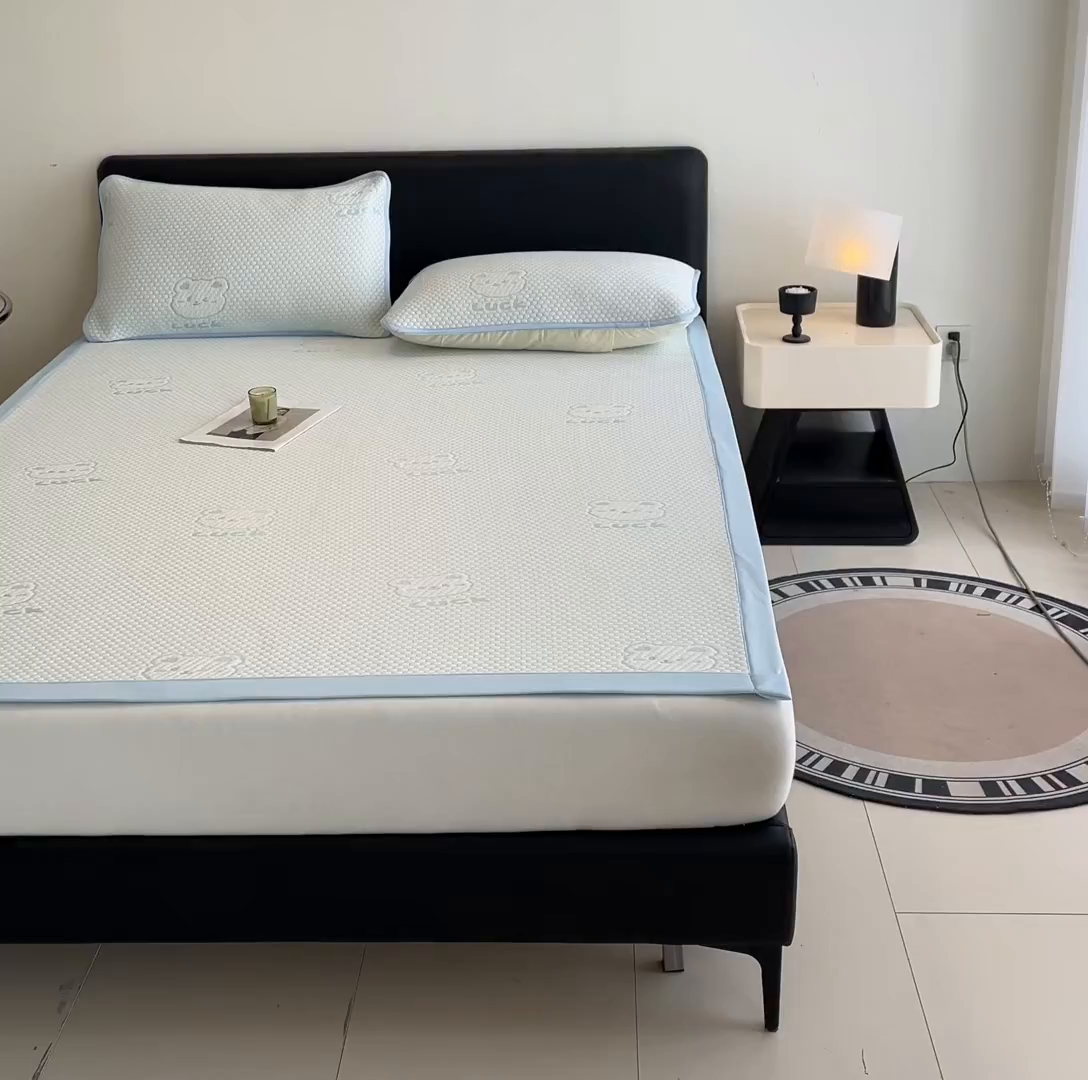 91家纺网 家纺一手货源 找家纺 家品罗兰 2026新款夏季A类冰豆豆凉席冰丝凉席家用双人冰丝席床单可机洗水洗单人学生宿舍夏天空调软席三件套大床 小冰熊-蓝