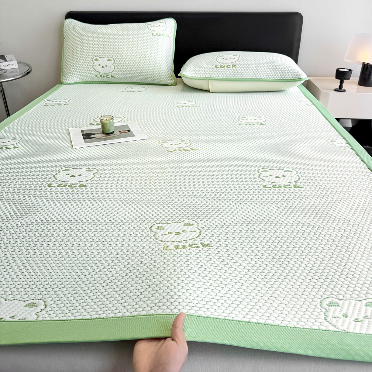 91家纺网 家纺一手货源 找家纺 家品罗兰 2026新款夏季A类冰豆豆凉席冰丝凉席家用双人冰丝席床单可机洗水洗单人学生宿舍夏天空调软席三件套大床 小冰熊-绿