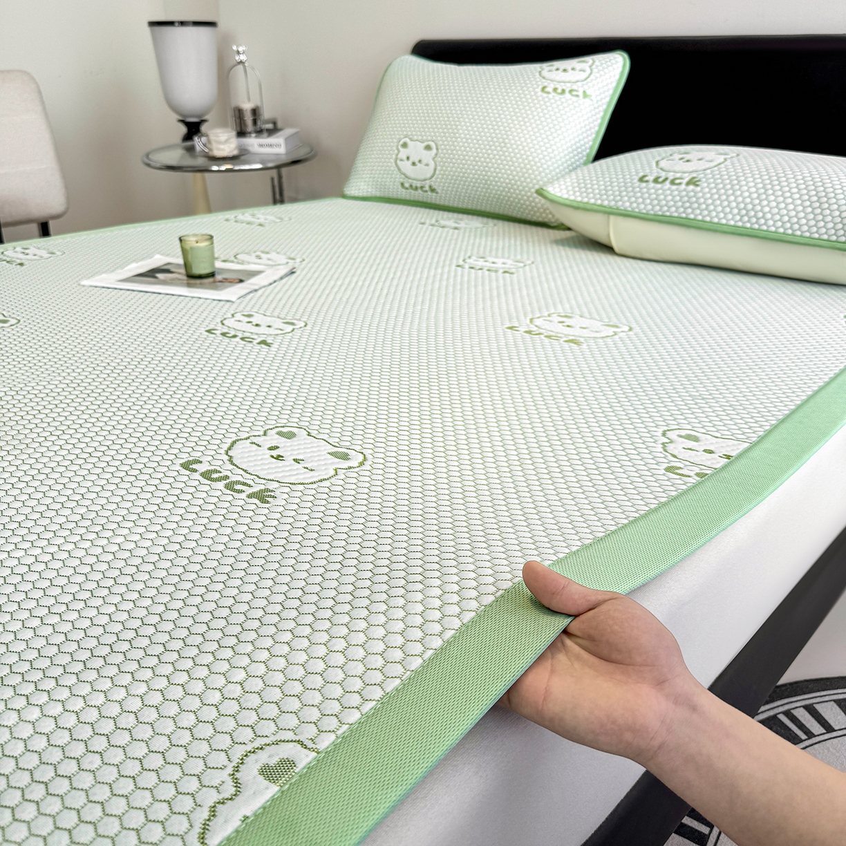 91家纺网 家纺一手货源 找家纺 家品罗兰 2026新款夏季A类冰豆豆凉席冰丝凉席家用双人冰丝席床单可机洗水洗单人学生宿舍夏天空调软席三件套大床 小冰熊-绿