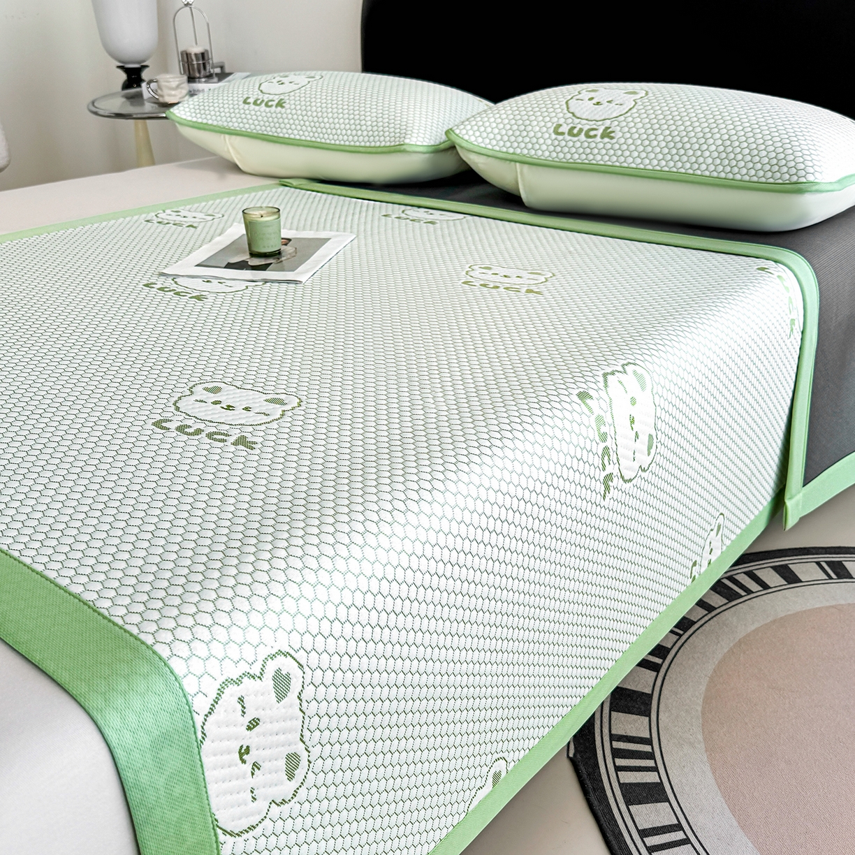 91家纺网 家纺一手货源 找家纺 家品罗兰 2026新款夏季A类冰豆豆凉席冰丝凉席家用双人冰丝席床单可机洗水洗单人学生宿舍夏天空调软席三件套大床 小冰熊-绿