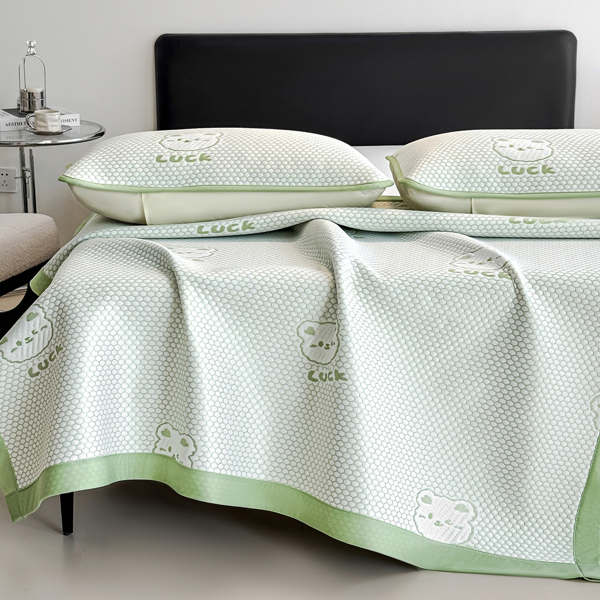 91家纺网 家纺一手货源 找家纺 家品罗兰 2026新款夏季A类冰豆豆凉席冰丝凉席家用双人冰丝席床单可机洗水洗单人学生宿舍夏天空调软席三件套大床 小冰熊-绿