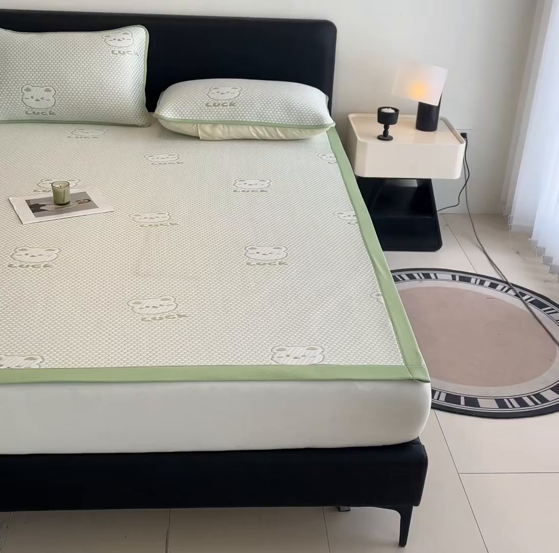 91家纺网 家纺一手货源 找家纺 家品罗兰 2026新款夏季A类冰豆豆凉席冰丝凉席家用双人冰丝席床单可机洗水洗单人学生宿舍夏天空调软席三件套大床 小冰熊-绿