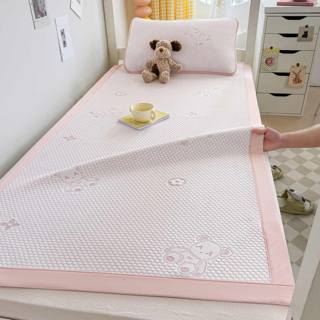 91家纺网 家纺一手货源 找家纺 （总）家品罗兰 2026新款夏季A类冰豆豆凉席冰丝凉席家用双人冰丝席床单可机洗水洗单人学生宿舍夏天空调席三件套学生床