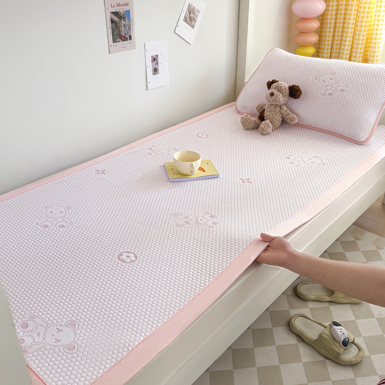 91家纺网 家纺一手货源 找家纺 家品罗兰 2026新款夏季A类冰豆豆凉席冰丝凉席家用双人冰丝席床单可机洗水洗单人学生宿舍夏天空调席三件套学生床 抱抱熊-粉