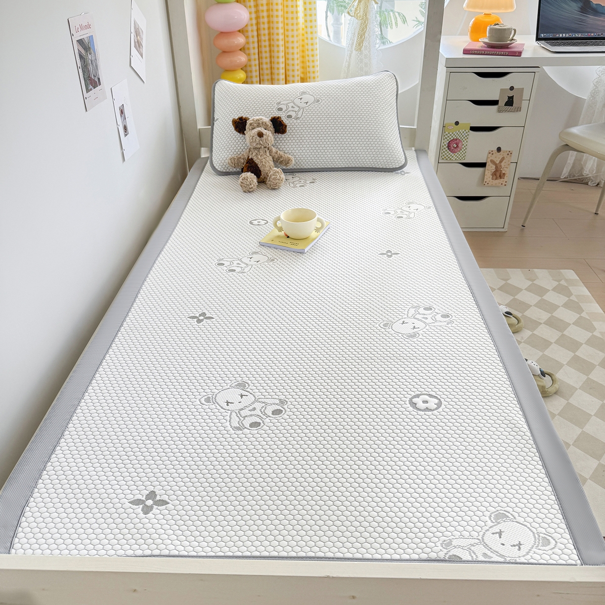 91家纺网 家纺一手货源 找家纺 家品罗兰 2026新款夏季A类冰豆豆凉席冰丝凉席家用双人冰丝席床单可机洗水洗单人学生宿舍夏天空调席三件套学生床 抱抱熊-灰