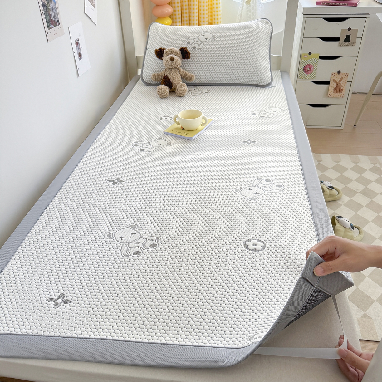 91家纺网 家纺一手货源 找家纺 家品罗兰 2026新款夏季A类冰豆豆凉席冰丝凉席家用双人冰丝席床单可机洗水洗单人学生宿舍夏天空调席三件套学生床 抱抱熊-灰