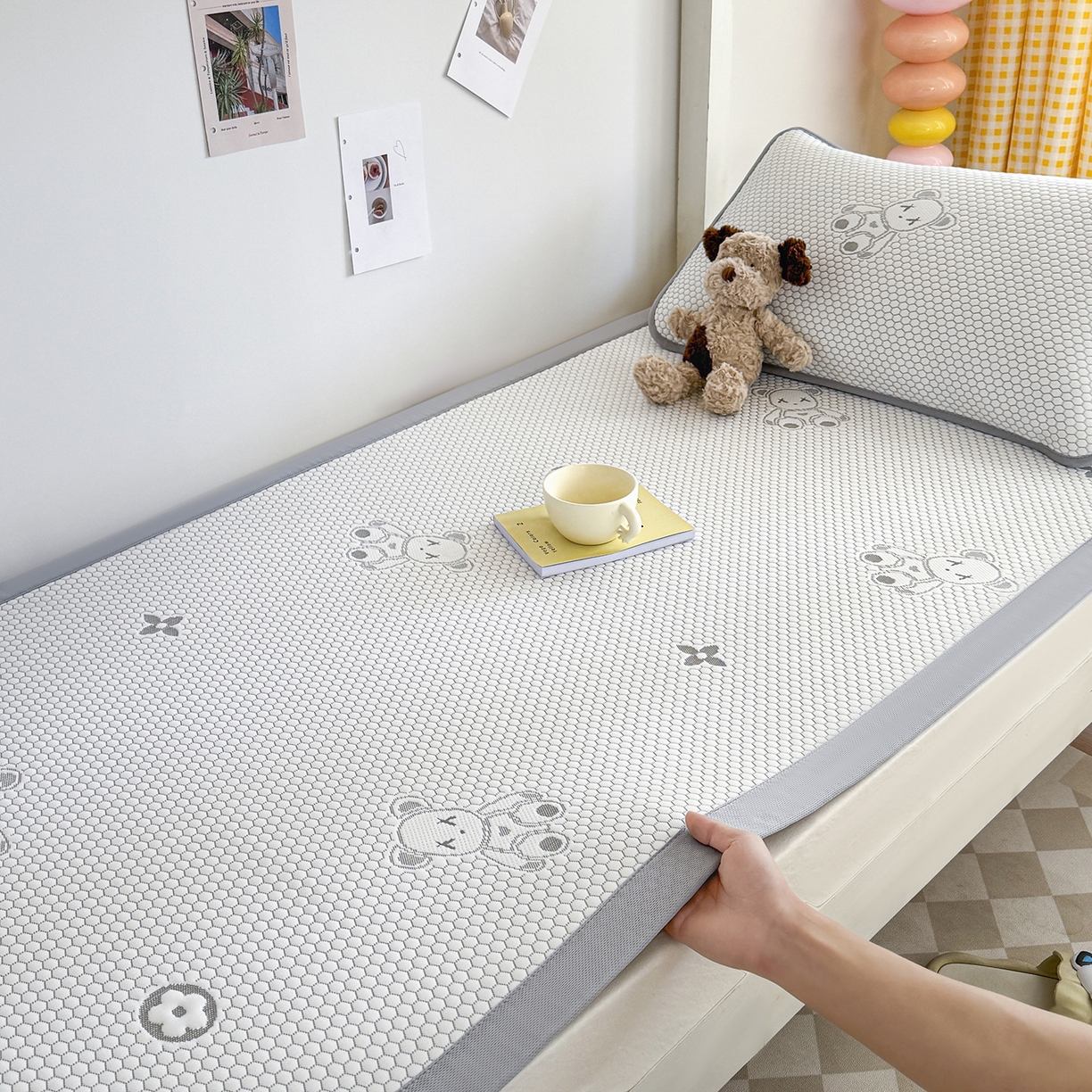 91家纺网 家纺一手货源 找家纺 家品罗兰 2026新款夏季A类冰豆豆凉席冰丝凉席家用双人冰丝席床单可机洗水洗单人学生宿舍夏天空调席三件套学生床 抱抱熊-灰