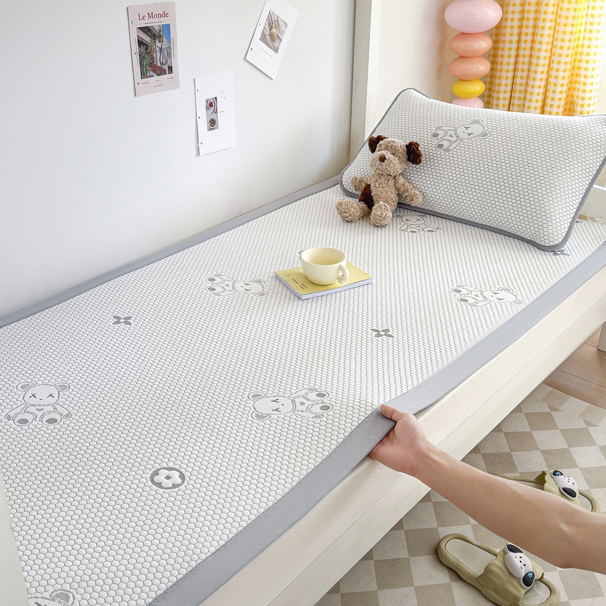 91家纺网 家纺一手货源 找家纺 家品罗兰 2026新款夏季A类冰豆豆凉席冰丝凉席家用双人冰丝席床单可机洗水洗单人学生宿舍夏天空调席三件套学生床 抱抱熊-灰