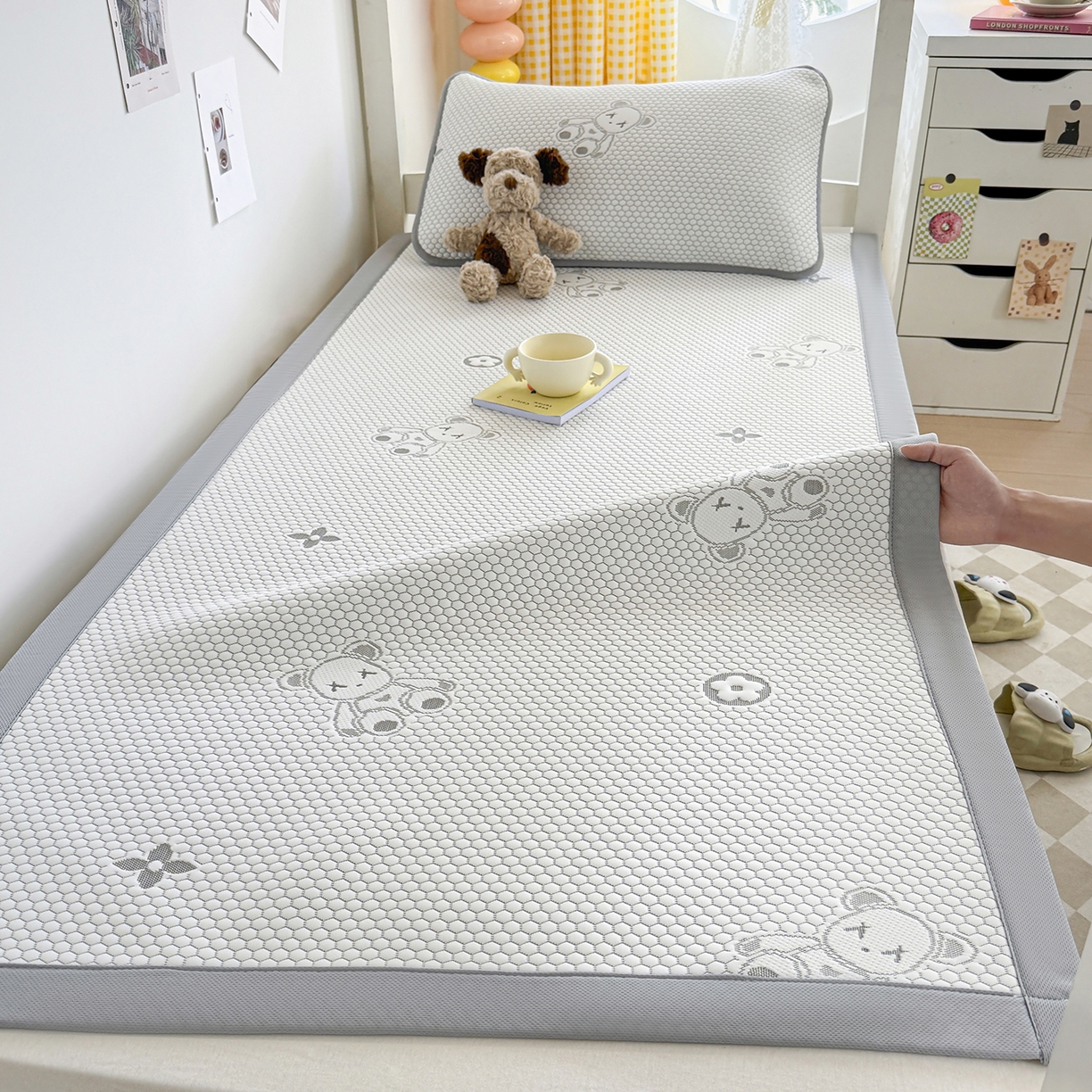 91家纺网 家纺一手货源 找家纺 家品罗兰 2026新款夏季A类冰豆豆凉席冰丝凉席家用双人冰丝席床单可机洗水洗单人学生宿舍夏天空调席三件套学生床 抱抱熊-灰