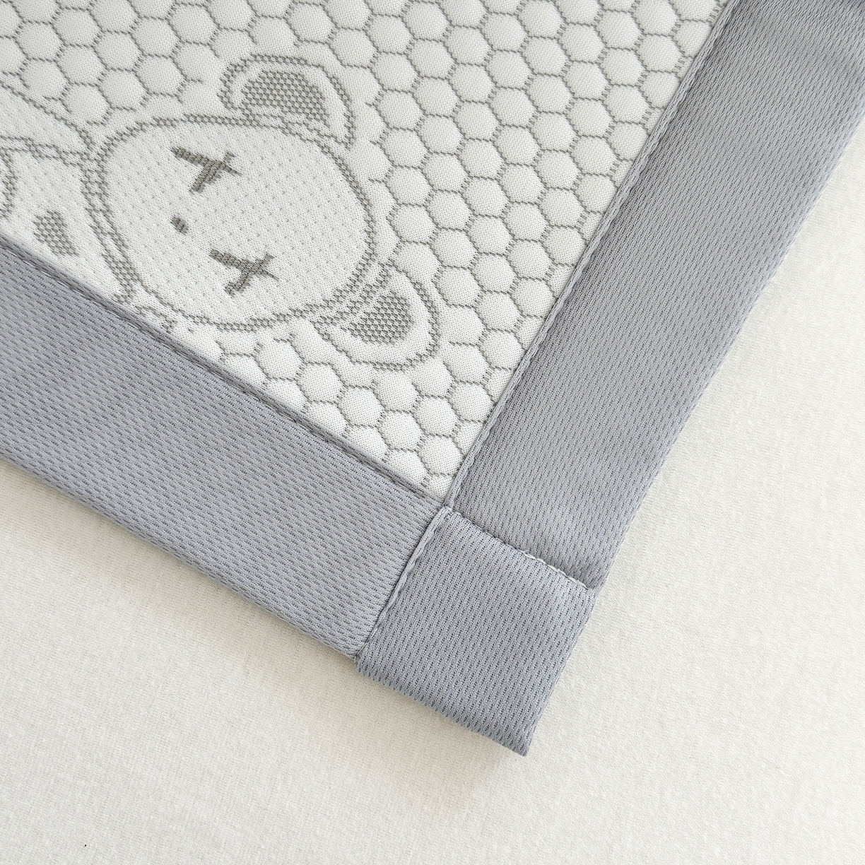 91家纺网 家纺一手货源 找家纺 家品罗兰 2026新款夏季A类冰豆豆凉席冰丝凉席家用双人冰丝席床单可机洗水洗单人学生宿舍夏天空调席三件套学生床 抱抱熊-灰