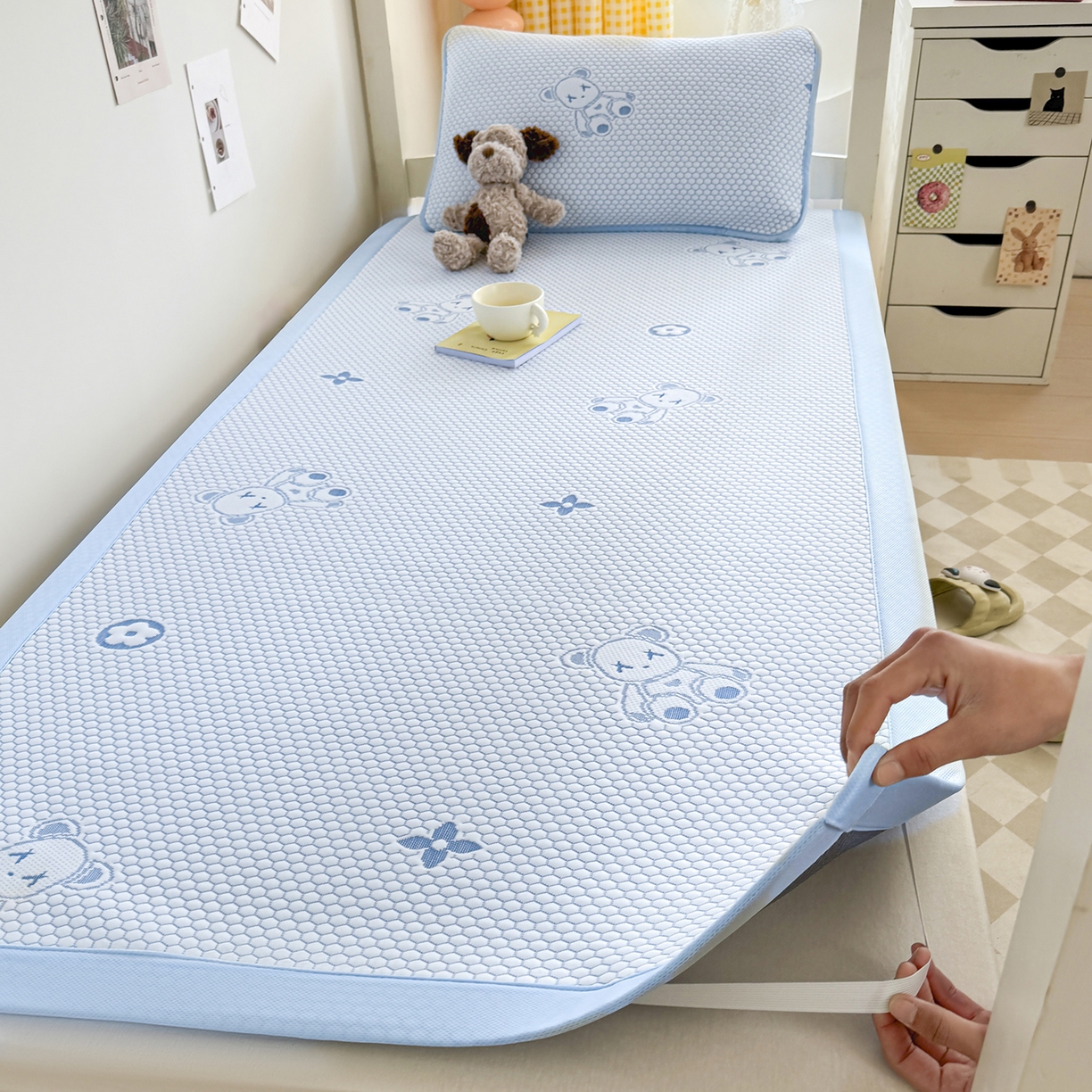 91家纺网 家纺一手货源 找家纺 家品罗兰 2026新款夏季A类冰豆豆凉席冰丝凉席家用双人冰丝席床单可机洗水洗单人学生宿舍夏天空调席三件套学生床 抱抱熊-蓝