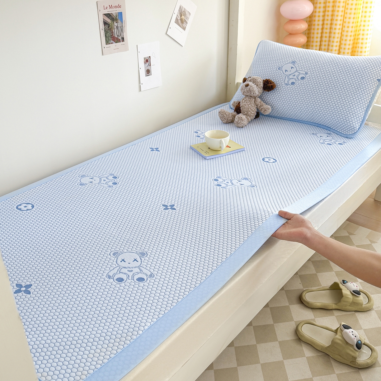 91家纺网 家纺一手货源 找家纺 家品罗兰 2026新款夏季A类冰豆豆凉席冰丝凉席家用双人冰丝席床单可机洗水洗单人学生宿舍夏天空调席三件套学生床 抱抱熊-蓝