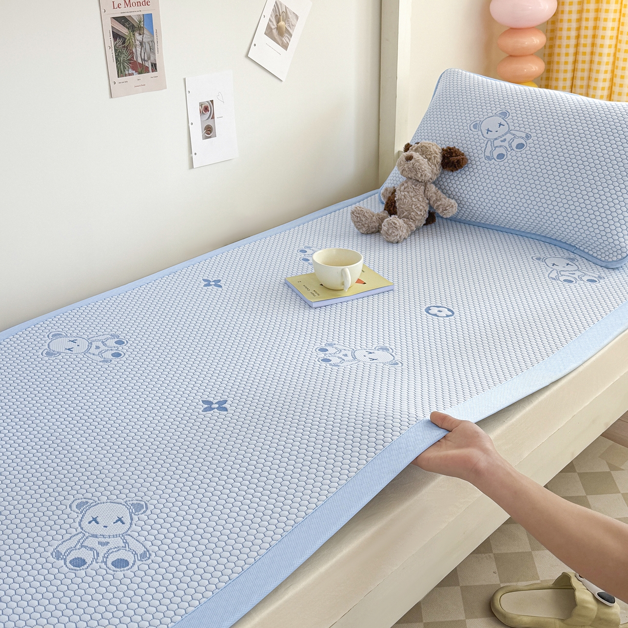 91家纺网 家纺一手货源 找家纺 家品罗兰 2026新款夏季A类冰豆豆凉席冰丝凉席家用双人冰丝席床单可机洗水洗单人学生宿舍夏天空调席三件套学生床 抱抱熊-蓝