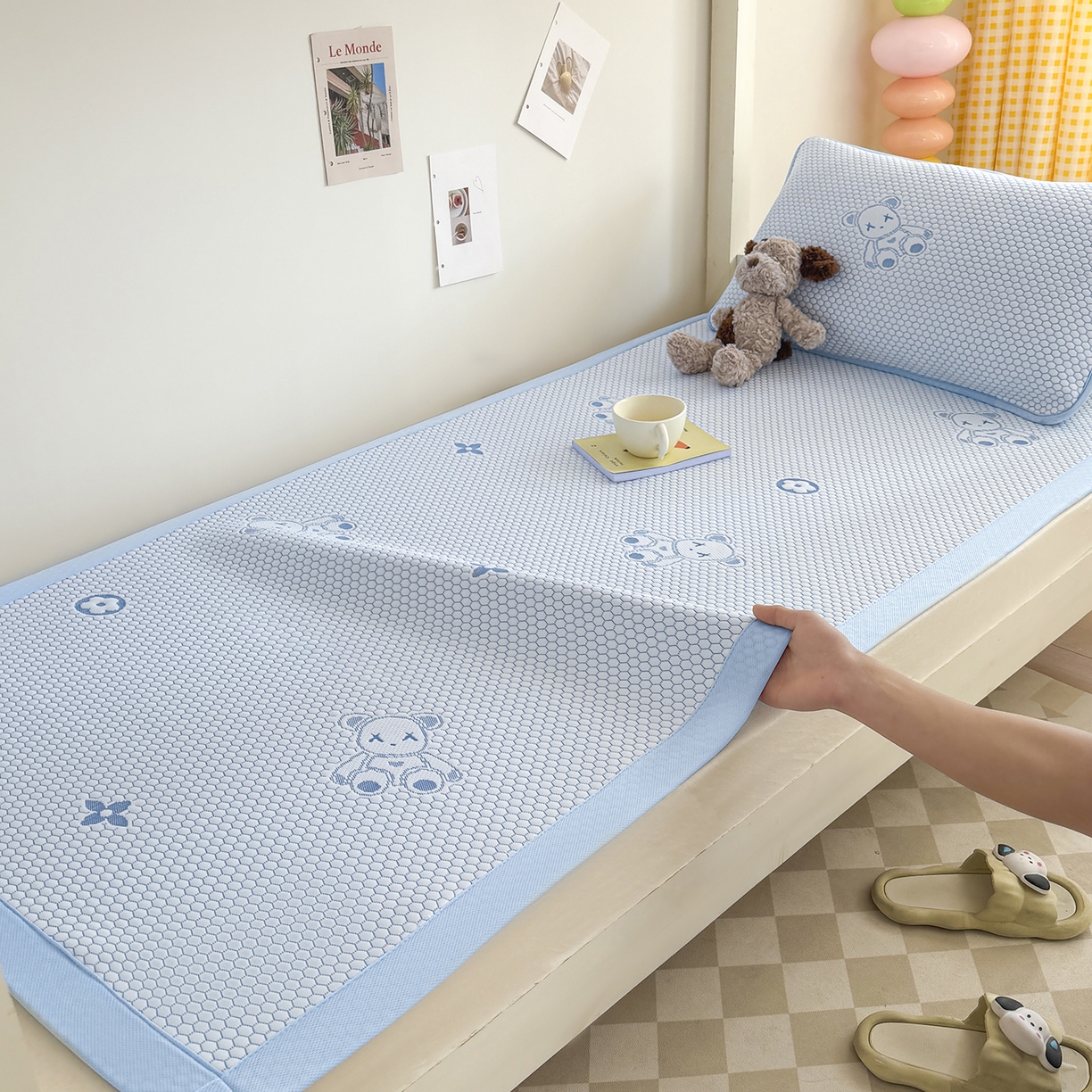 91家纺网 家纺一手货源 找家纺 家品罗兰 2026新款夏季A类冰豆豆凉席冰丝凉席家用双人冰丝席床单可机洗水洗单人学生宿舍夏天空调席三件套学生床 抱抱熊-蓝