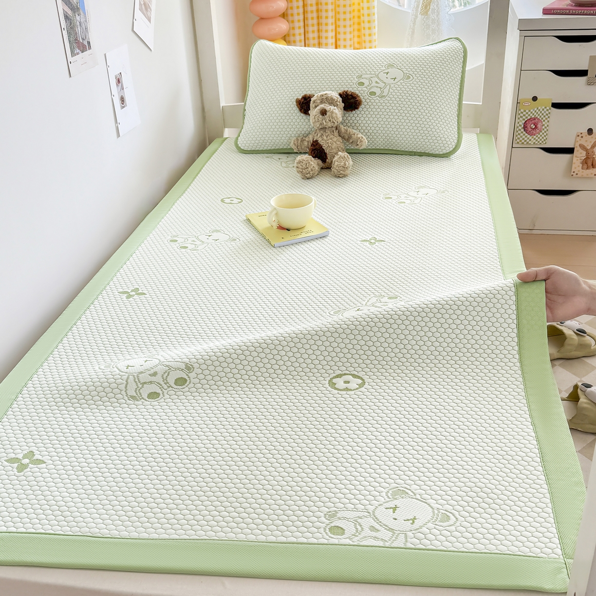 91家纺网 家纺一手货源 找家纺 家品罗兰 2026新款夏季A类冰豆豆凉席冰丝凉席家用双人冰丝席床单可机洗水洗单人学生宿舍夏天空调席三件套学生床 抱抱熊-绿