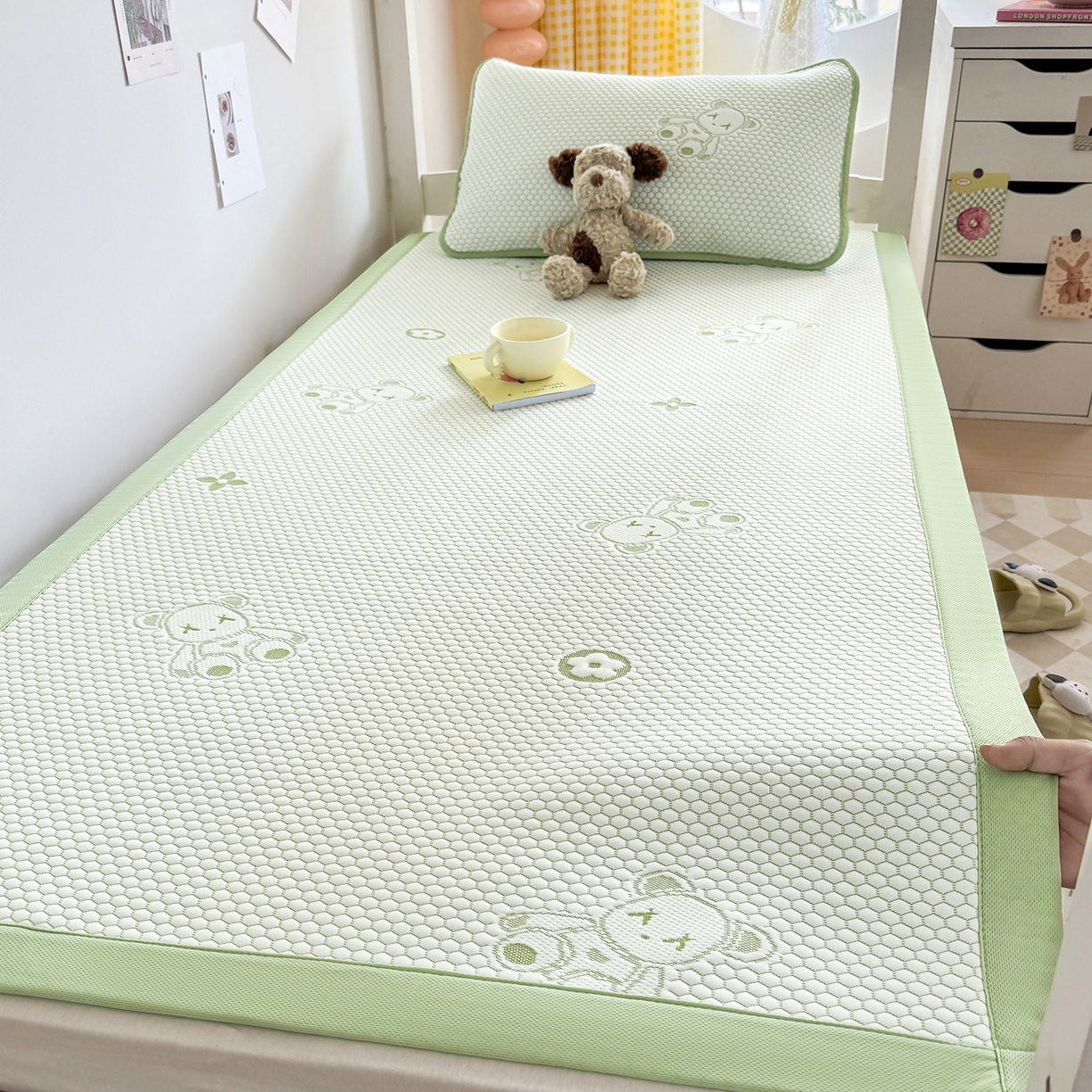 91家纺网 家纺一手货源 找家纺 家品罗兰 2026新款夏季A类冰豆豆凉席冰丝凉席家用双人冰丝席床单可机洗水洗单人学生宿舍夏天空调席三件套学生床 抱抱熊-绿