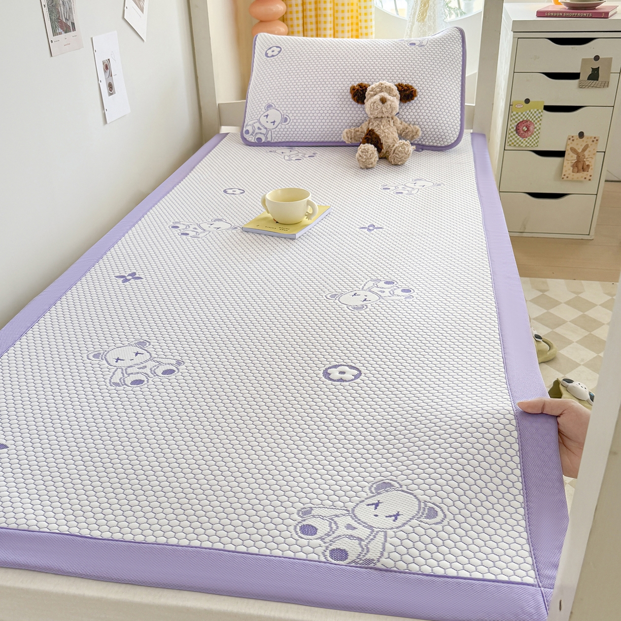 91家纺网 家纺一手货源 找家纺 家品罗兰 2026新款夏季A类冰豆豆凉席冰丝凉席家用双人冰丝席床单可机洗水洗单人学生宿舍夏天空调席三件套学生床 抱抱熊-紫