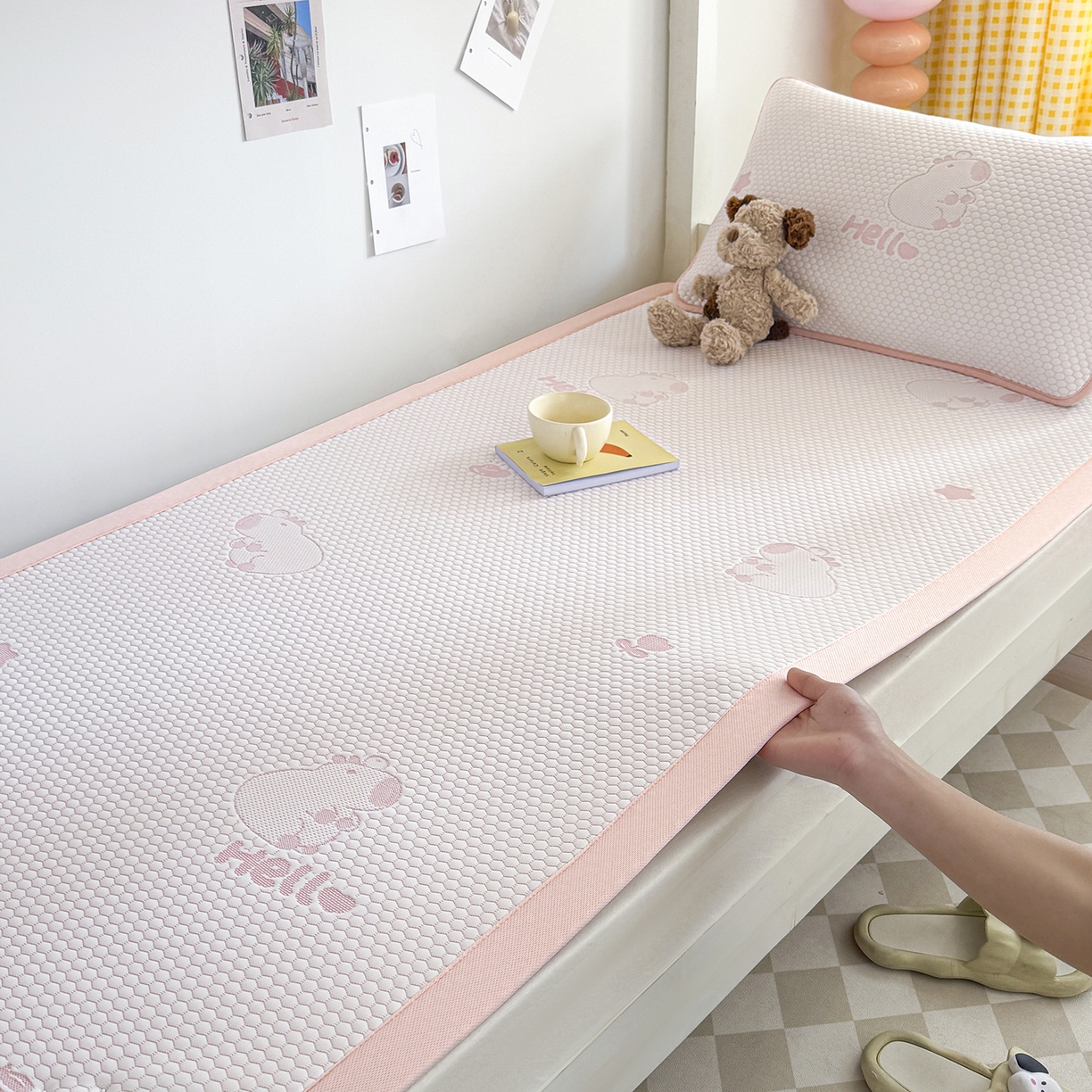 91家纺网 家纺一手货源 找家纺 家品罗兰 2026新款夏季A类冰豆豆凉席冰丝凉席家用双人冰丝席床单可机洗水洗单人学生宿舍夏天空调席三件套学生床 卡皮巴拉-粉