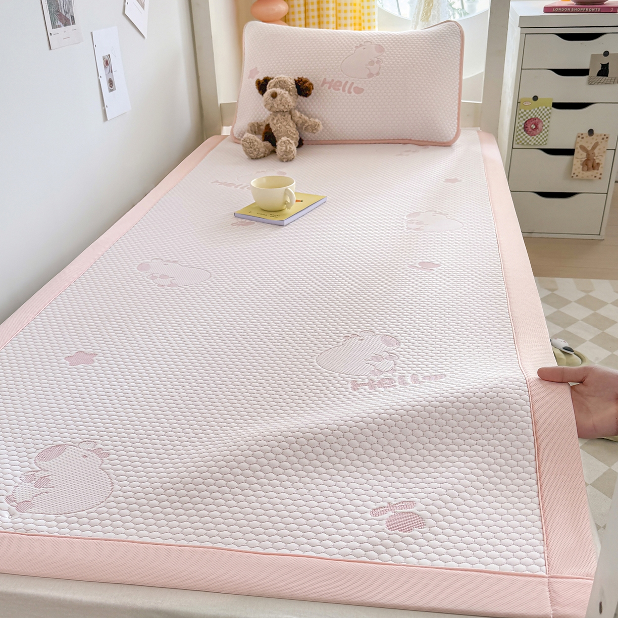 91家纺网 家纺一手货源 找家纺 家品罗兰 2026新款夏季A类冰豆豆凉席冰丝凉席家用双人冰丝席床单可机洗水洗单人学生宿舍夏天空调席三件套学生床 卡皮巴拉-粉