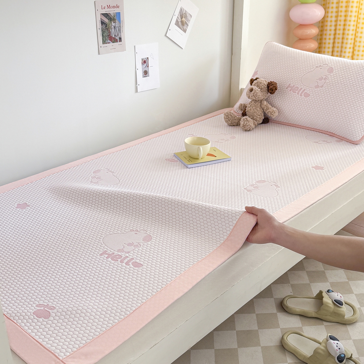 91家纺网 家纺一手货源 找家纺 家品罗兰 2026新款夏季A类冰豆豆凉席冰丝凉席家用双人冰丝席床单可机洗水洗单人学生宿舍夏天空调席三件套学生床 卡皮巴拉-粉