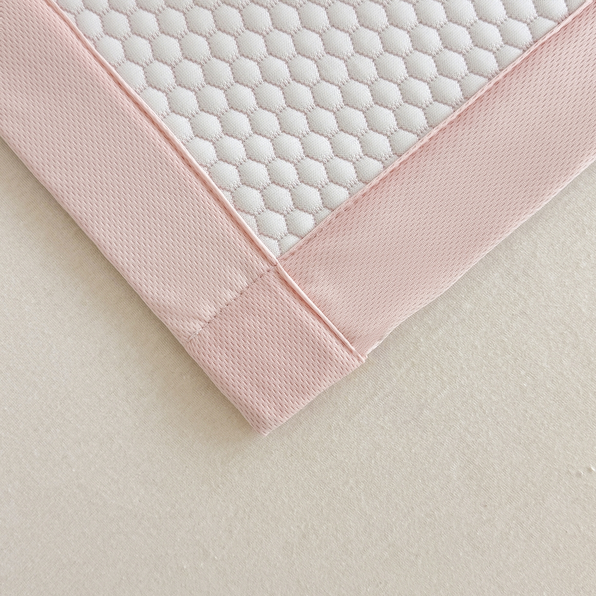 91家纺网 家纺一手货源 找家纺 家品罗兰 2026新款夏季A类冰豆豆凉席冰丝凉席家用双人冰丝席床单可机洗水洗单人学生宿舍夏天空调席三件套学生床 卡皮巴拉-粉