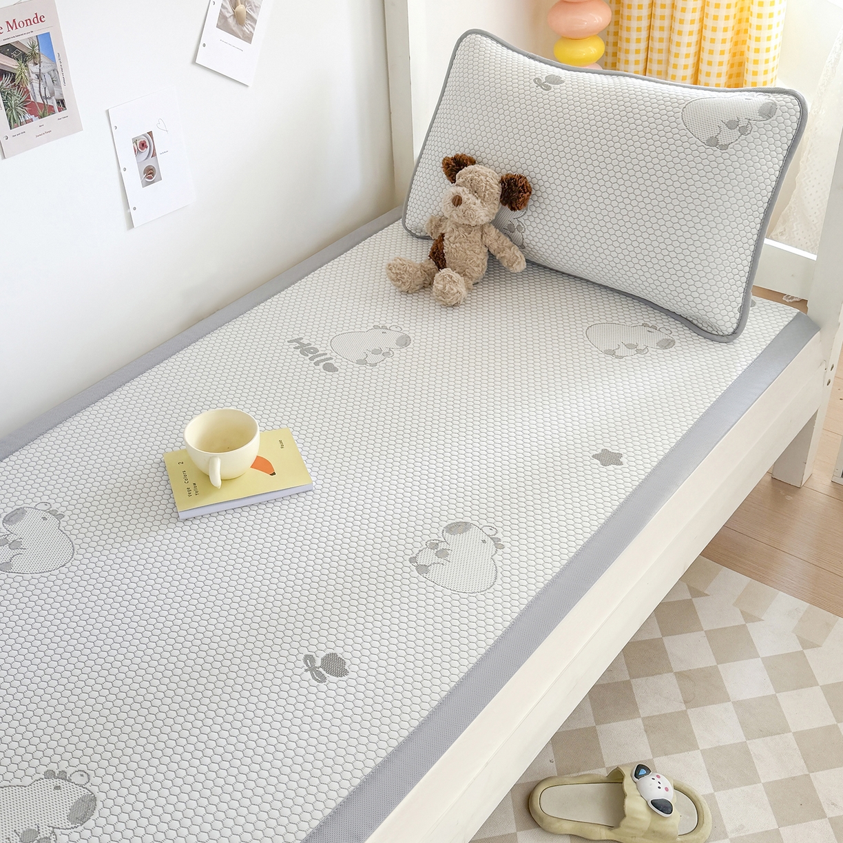 91家纺网 家纺一手货源 找家纺 家品罗兰 2026新款夏季A类冰豆豆凉席冰丝凉席家用双人冰丝席床单可机洗水洗单人学生宿舍夏天空调席三件套学生床 卡皮巴拉-灰