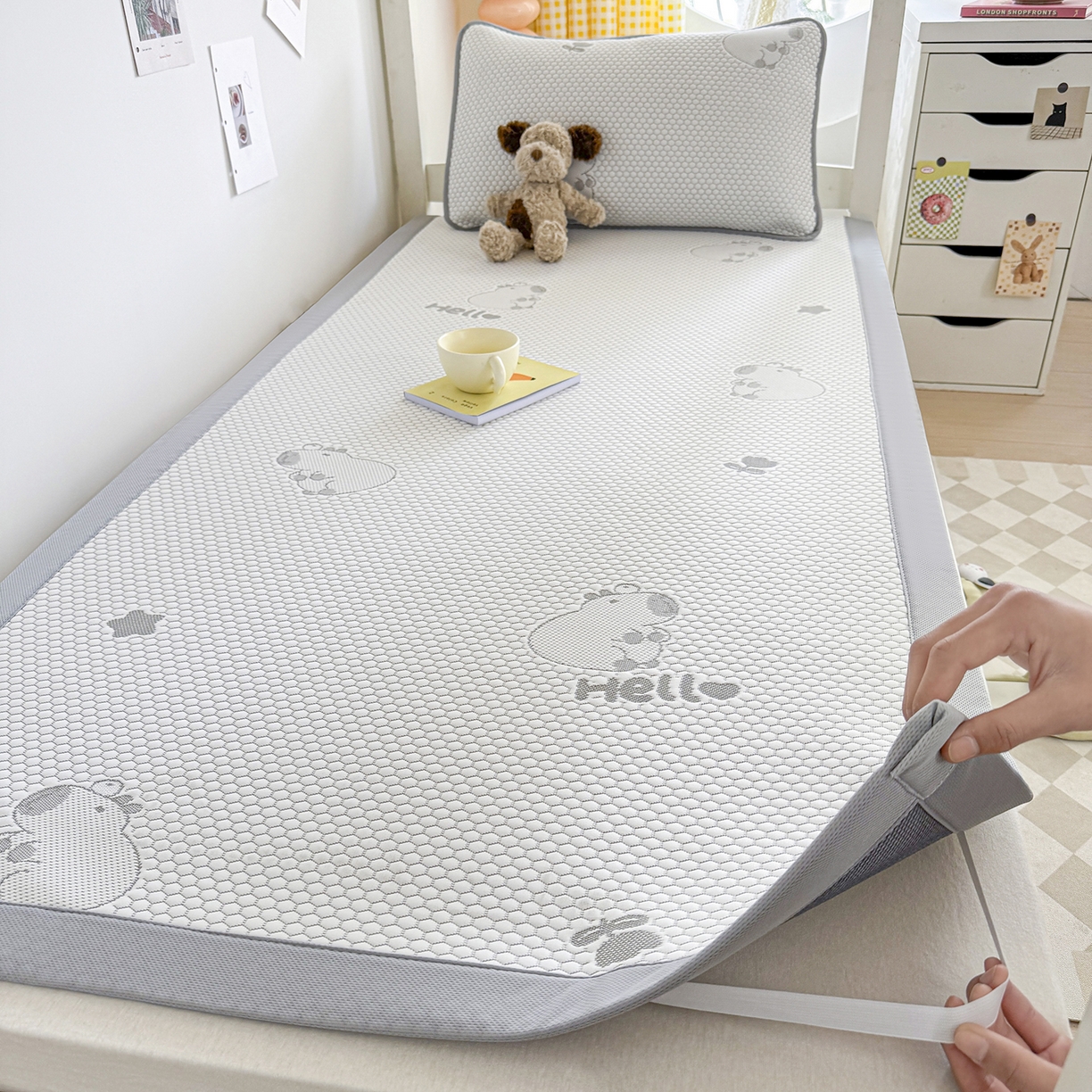 91家纺网 家纺一手货源 找家纺 家品罗兰 2026新款夏季A类冰豆豆凉席冰丝凉席家用双人冰丝席床单可机洗水洗单人学生宿舍夏天空调席三件套学生床 卡皮巴拉-灰