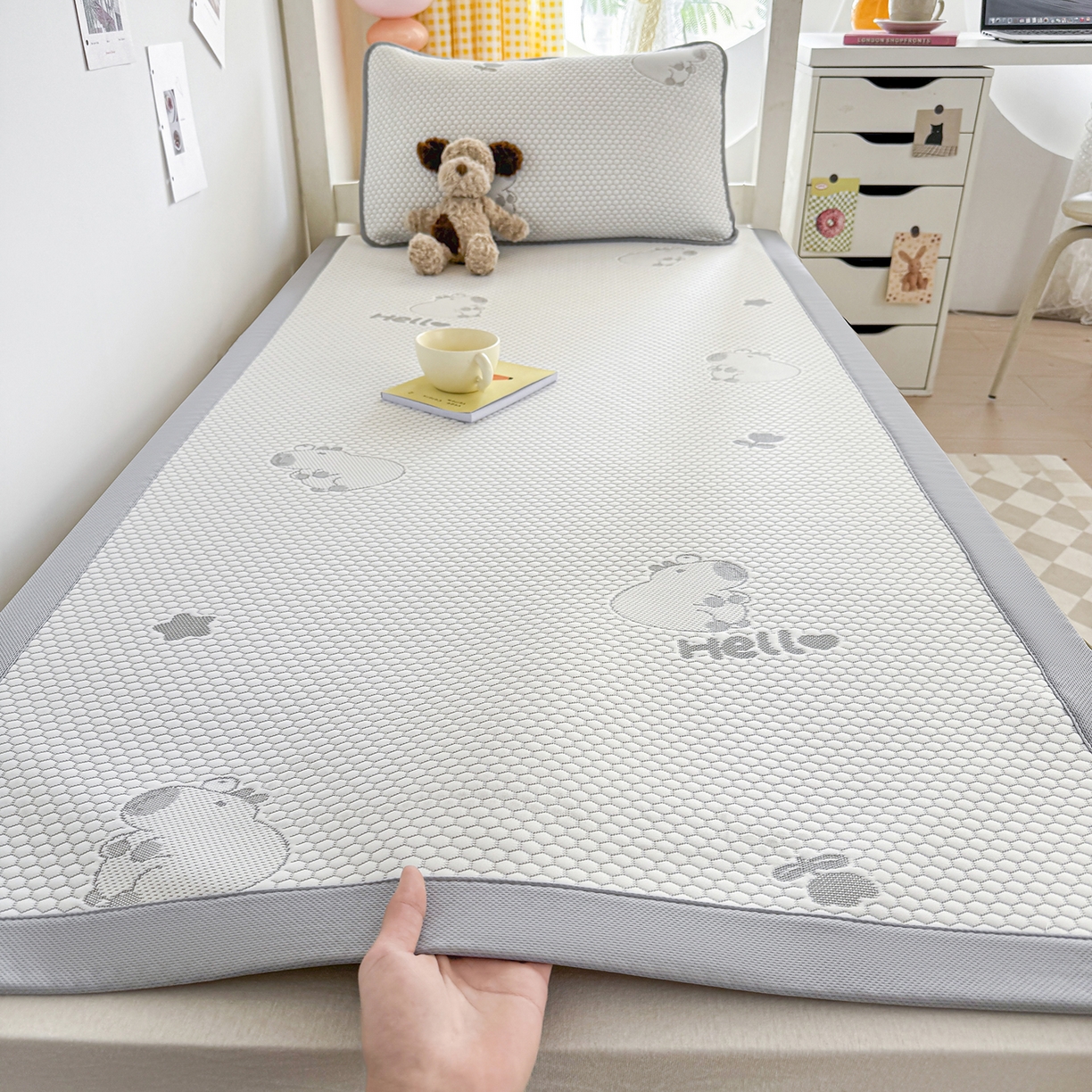 91家纺网 家纺一手货源 找家纺 家品罗兰 2026新款夏季A类冰豆豆凉席冰丝凉席家用双人冰丝席床单可机洗水洗单人学生宿舍夏天空调席三件套学生床 卡皮巴拉-灰