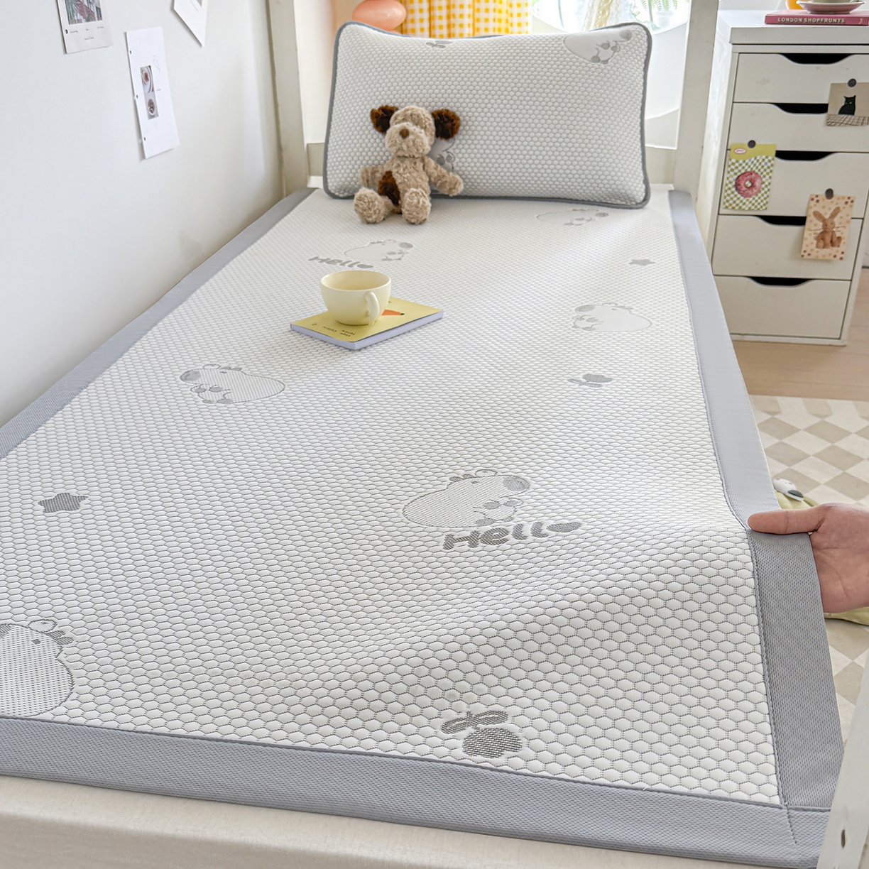 91家纺网 家纺一手货源 找家纺 家品罗兰 2026新款夏季A类冰豆豆凉席冰丝凉席家用双人冰丝席床单可机洗水洗单人学生宿舍夏天空调席三件套学生床 卡皮巴拉-灰