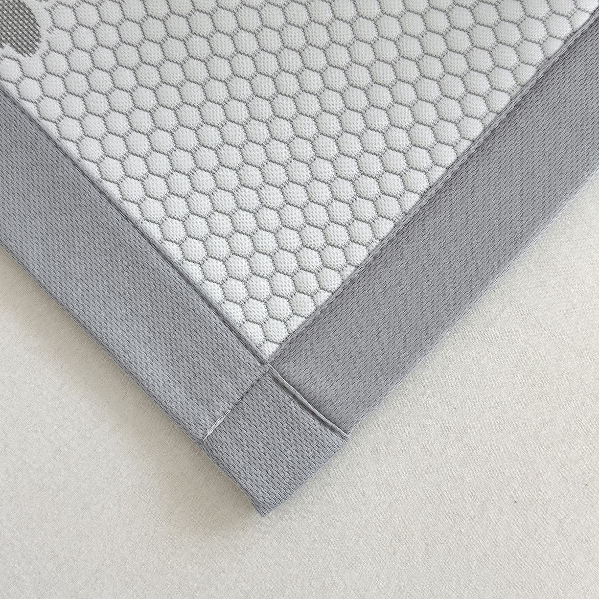 91家纺网 家纺一手货源 找家纺 家品罗兰 2026新款夏季A类冰豆豆凉席冰丝凉席家用双人冰丝席床单可机洗水洗单人学生宿舍夏天空调席三件套学生床 卡皮巴拉-灰