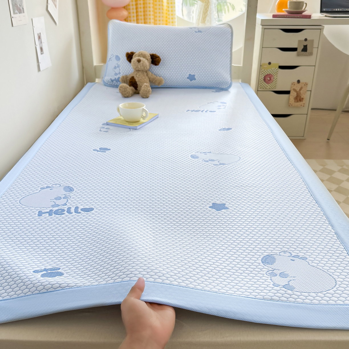 91家纺网 家纺一手货源 找家纺 家品罗兰 2026新款夏季A类冰豆豆凉席冰丝凉席家用双人冰丝席床单可机洗水洗单人学生宿舍夏天空调席三件套学生床 卡皮巴拉-蓝