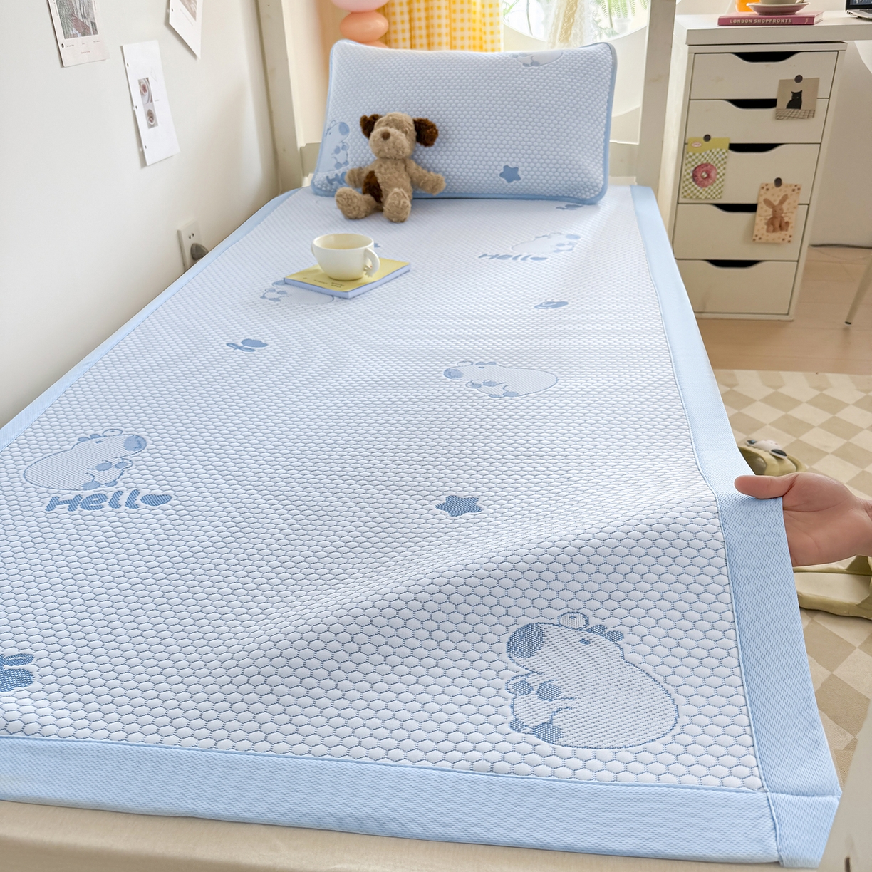 91家纺网 家纺一手货源 找家纺 家品罗兰 2026新款夏季A类冰豆豆凉席冰丝凉席家用双人冰丝席床单可机洗水洗单人学生宿舍夏天空调席三件套学生床 卡皮巴拉-蓝