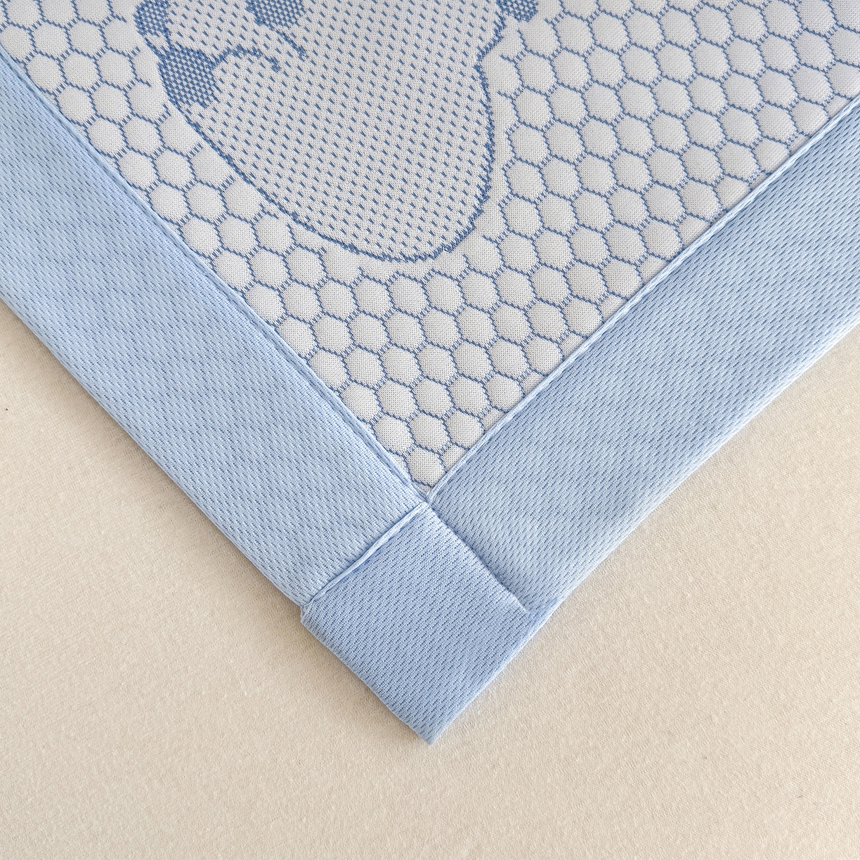 91家纺网 家纺一手货源 找家纺 家品罗兰 2026新款夏季A类冰豆豆凉席冰丝凉席家用双人冰丝席床单可机洗水洗单人学生宿舍夏天空调席三件套学生床 卡皮巴拉-蓝