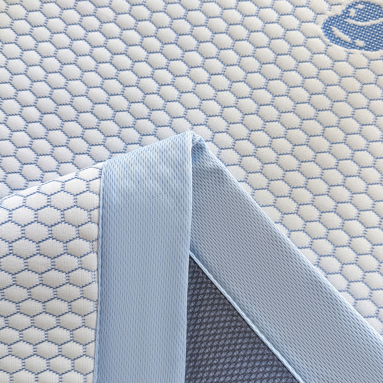 91家纺网 家纺一手货源 找家纺 家品罗兰 2026新款夏季A类冰豆豆凉席冰丝凉席家用双人冰丝席床单可机洗水洗单人学生宿舍夏天空调席三件套学生床 卡皮巴拉-蓝