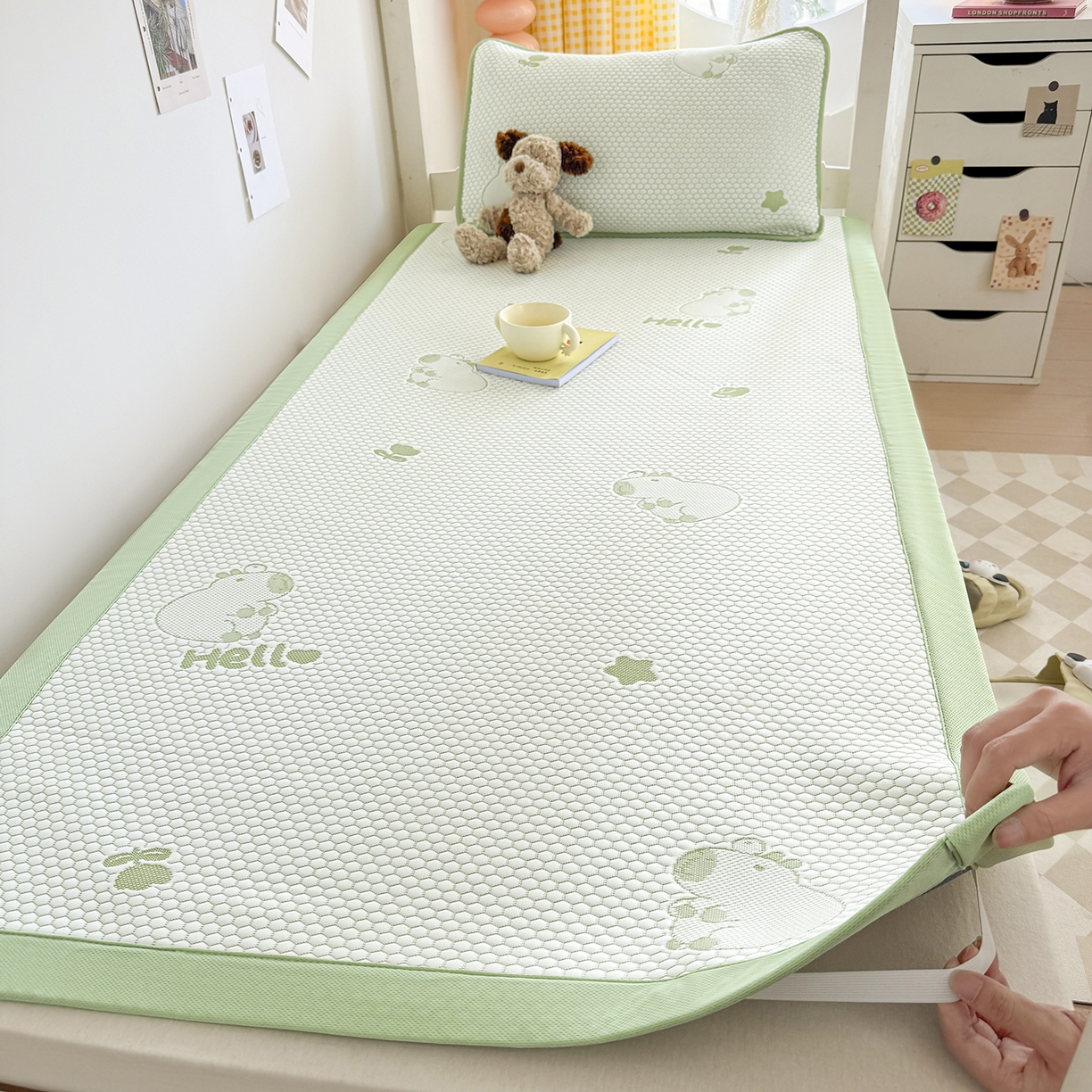 91家纺网 家纺一手货源 找家纺 家品罗兰 2026新款夏季A类冰豆豆凉席冰丝凉席家用双人冰丝席床单可机洗水洗单人学生宿舍夏天空调席三件套学生床 卡皮巴拉-绿