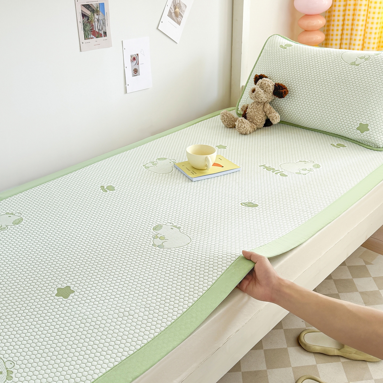 91家纺网 家纺一手货源 找家纺 家品罗兰 2026新款夏季A类冰豆豆凉席冰丝凉席家用双人冰丝席床单可机洗水洗单人学生宿舍夏天空调席三件套学生床 卡皮巴拉-绿