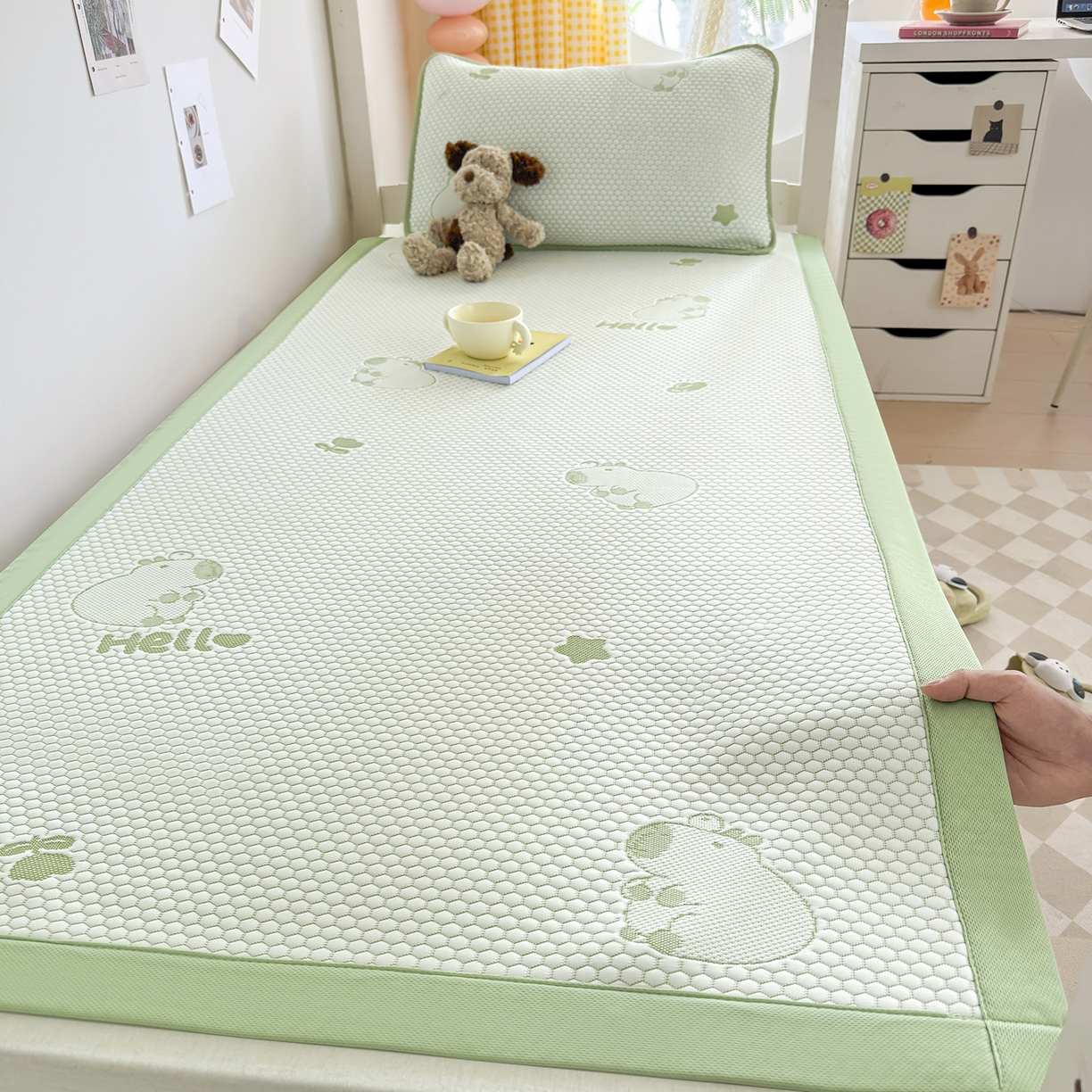 91家纺网 家纺一手货源 找家纺 家品罗兰 2026新款夏季A类冰豆豆凉席冰丝凉席家用双人冰丝席床单可机洗水洗单人学生宿舍夏天空调席三件套学生床 卡皮巴拉-绿