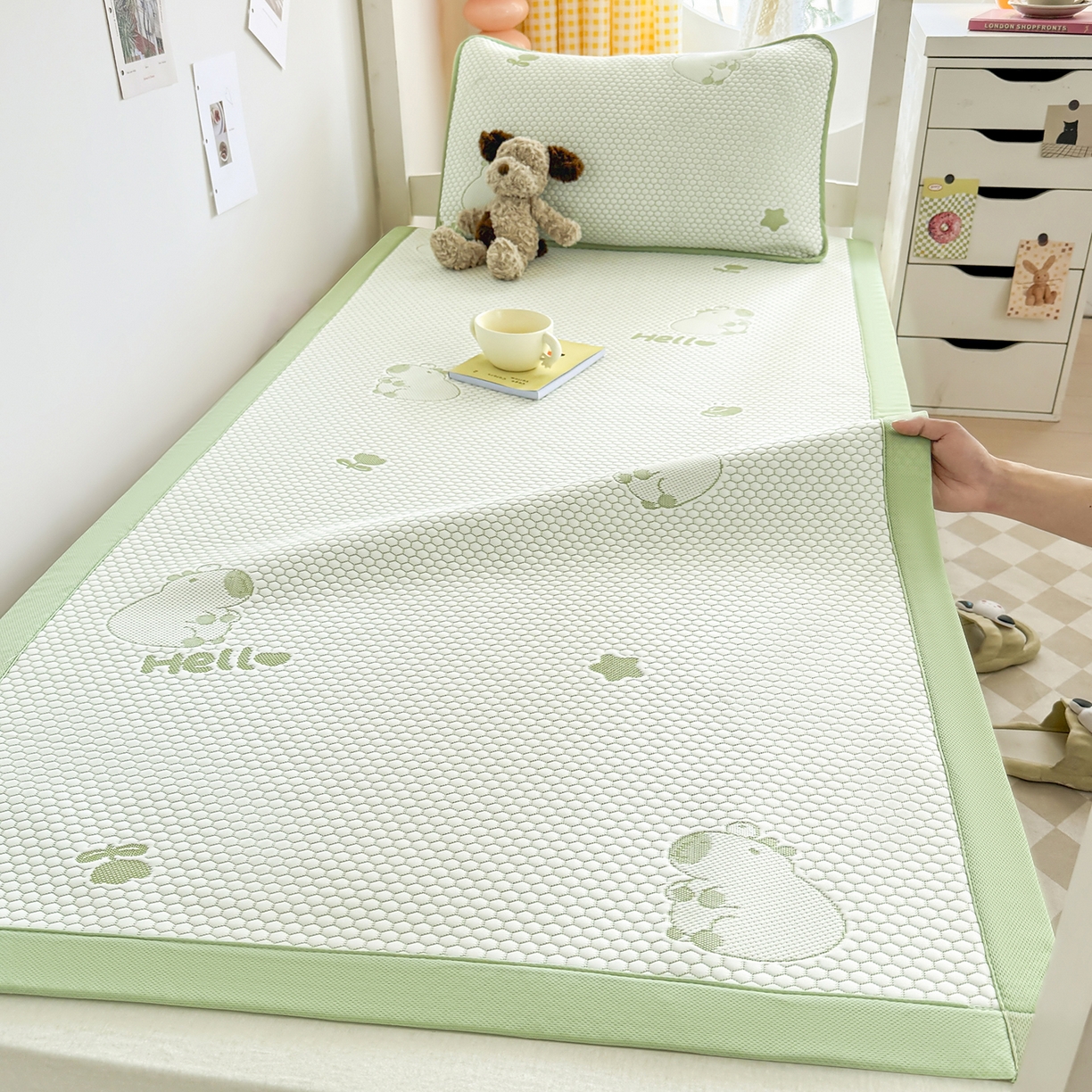 91家纺网 家纺一手货源 找家纺 家品罗兰 2026新款夏季A类冰豆豆凉席冰丝凉席家用双人冰丝席床单可机洗水洗单人学生宿舍夏天空调席三件套学生床 卡皮巴拉-绿