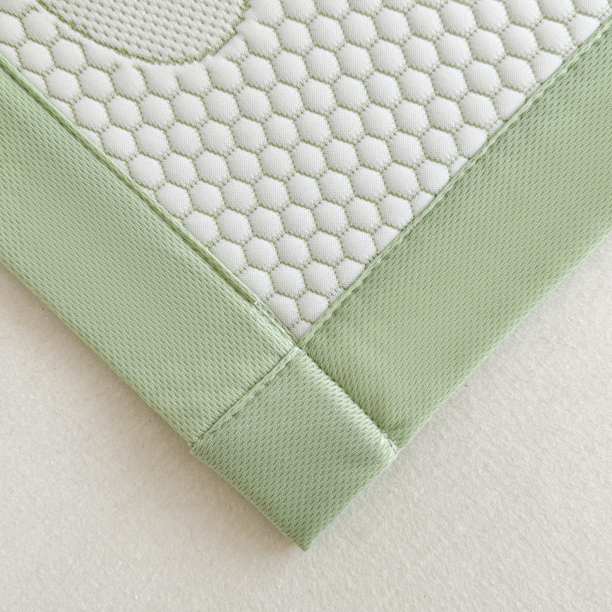 91家纺网 家纺一手货源 找家纺 家品罗兰 2026新款夏季A类冰豆豆凉席冰丝凉席家用双人冰丝席床单可机洗水洗单人学生宿舍夏天空调席三件套学生床 卡皮巴拉-绿