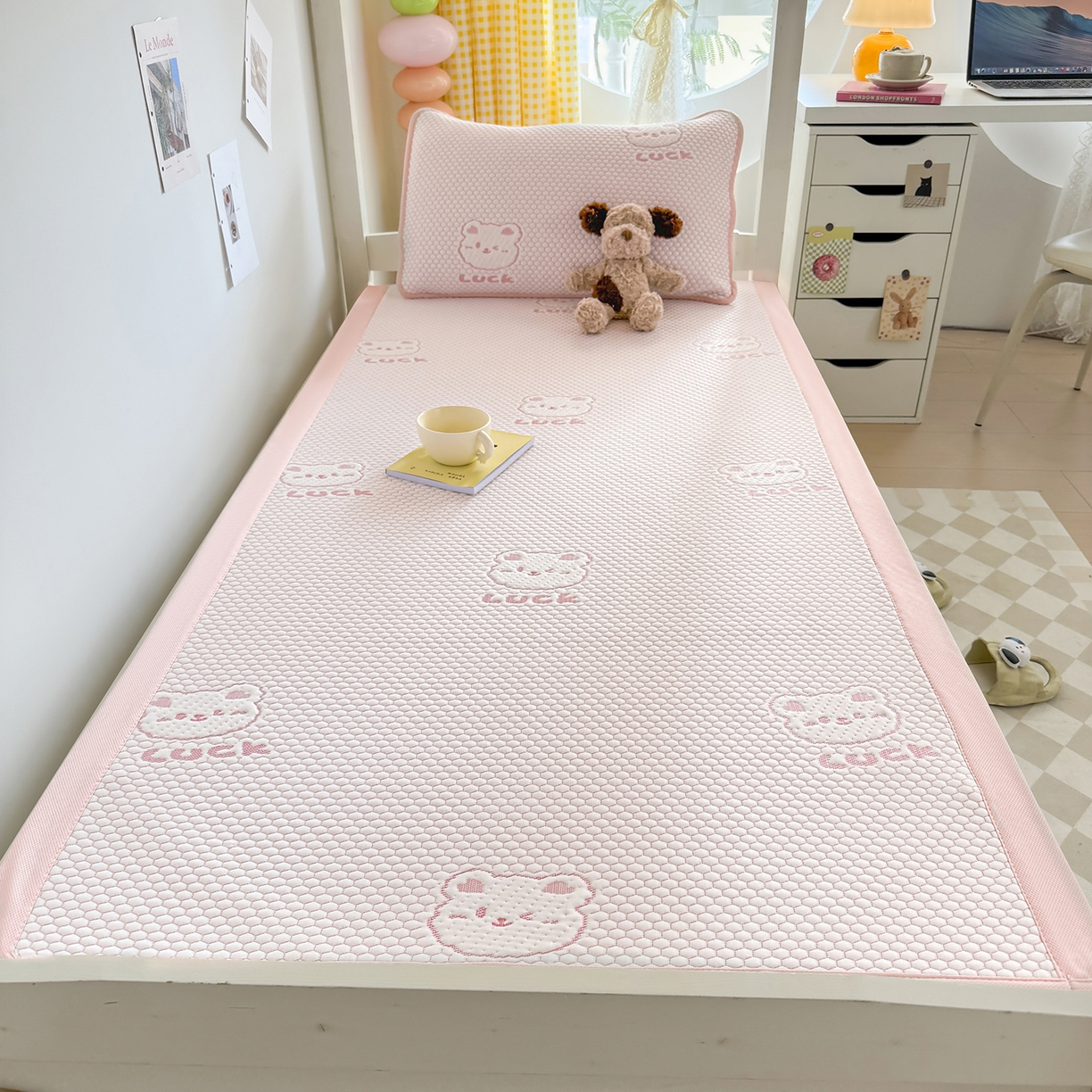 91家纺网 家纺一手货源 找家纺 家品罗兰 2026新款夏季A类冰豆豆凉席冰丝凉席家用双人冰丝席床单可机洗水洗单人学生宿舍夏天空调席三件套学生床 小冰熊-粉