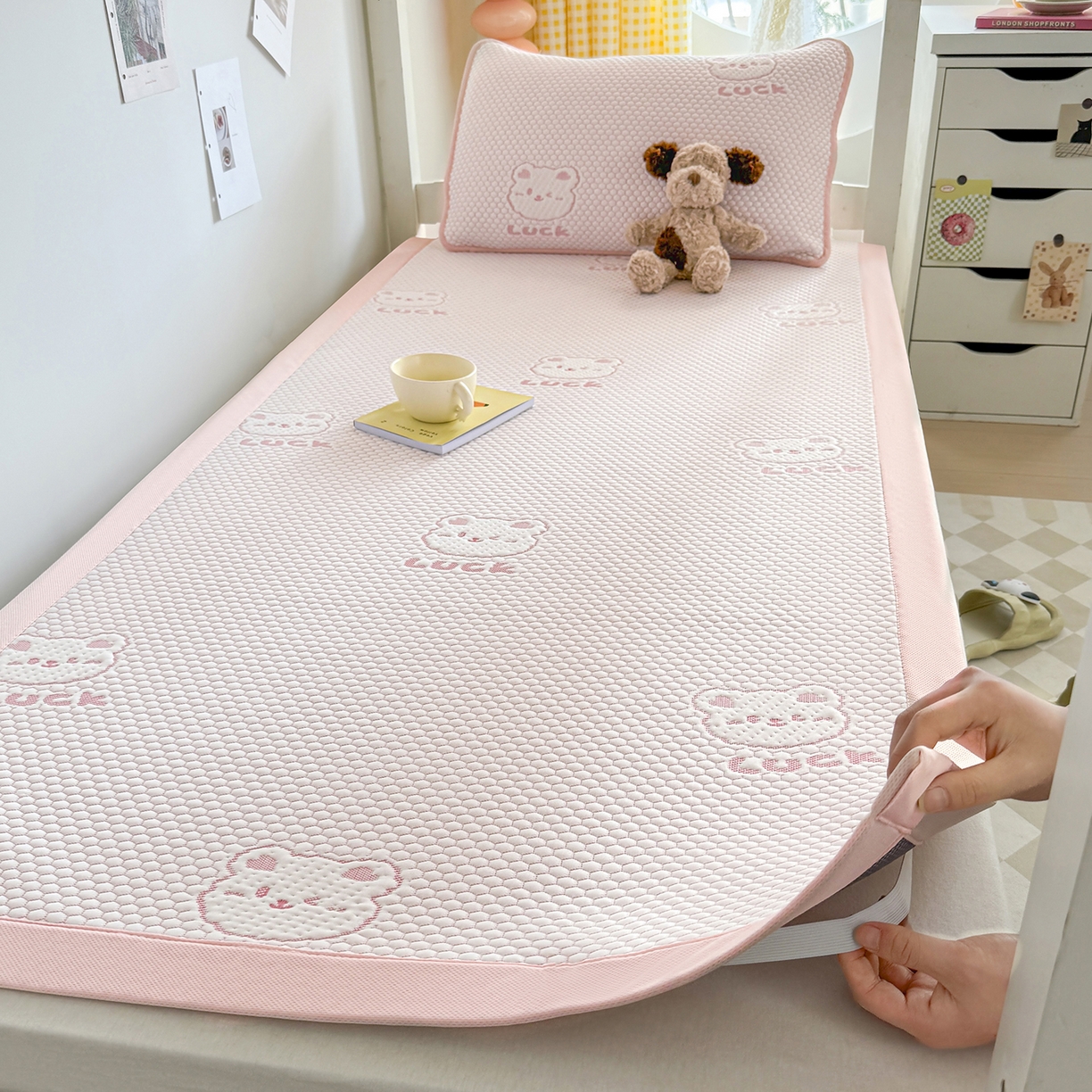 91家纺网 家纺一手货源 找家纺 家品罗兰 2026新款夏季A类冰豆豆凉席冰丝凉席家用双人冰丝席床单可机洗水洗单人学生宿舍夏天空调席三件套学生床 小冰熊-粉